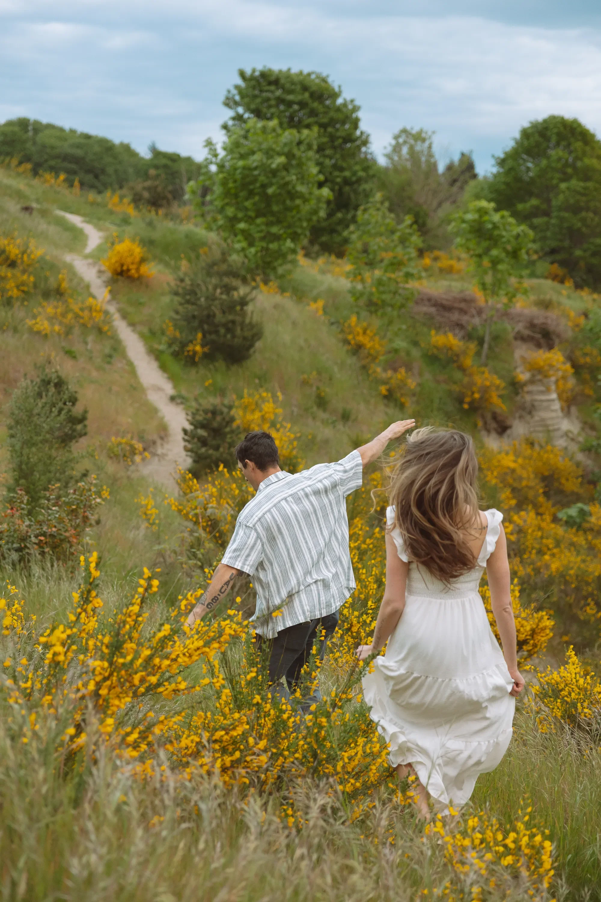 discovery-park-engagement-photos-seattle-wedding-photographer-26.webp