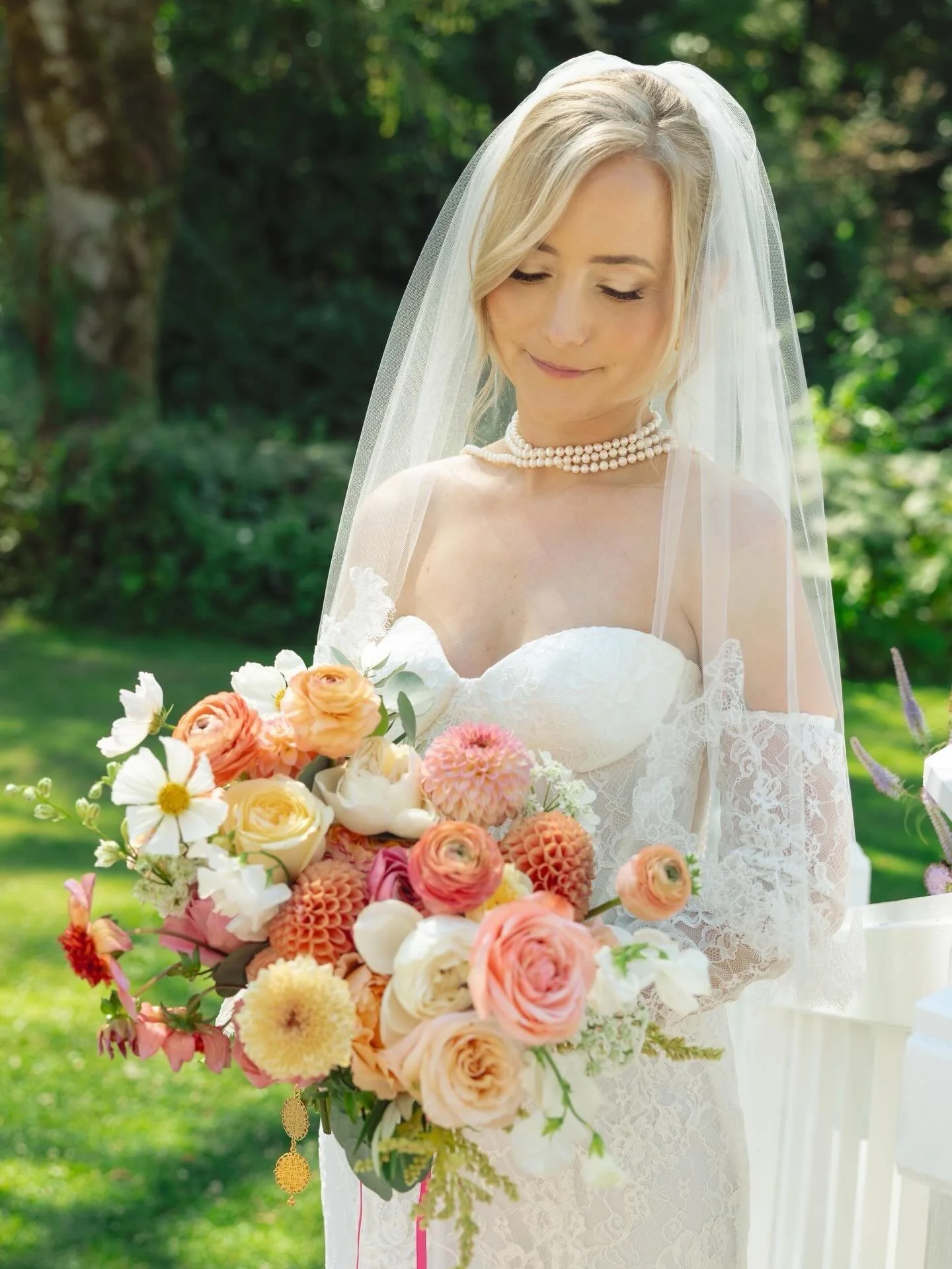 A few favorite moments from this beautiful garden wedding day 💐 📸

The lace dress, colorful florals, emotional reactions, and the sweetest first look.

Shot for @bettyglobaphotography