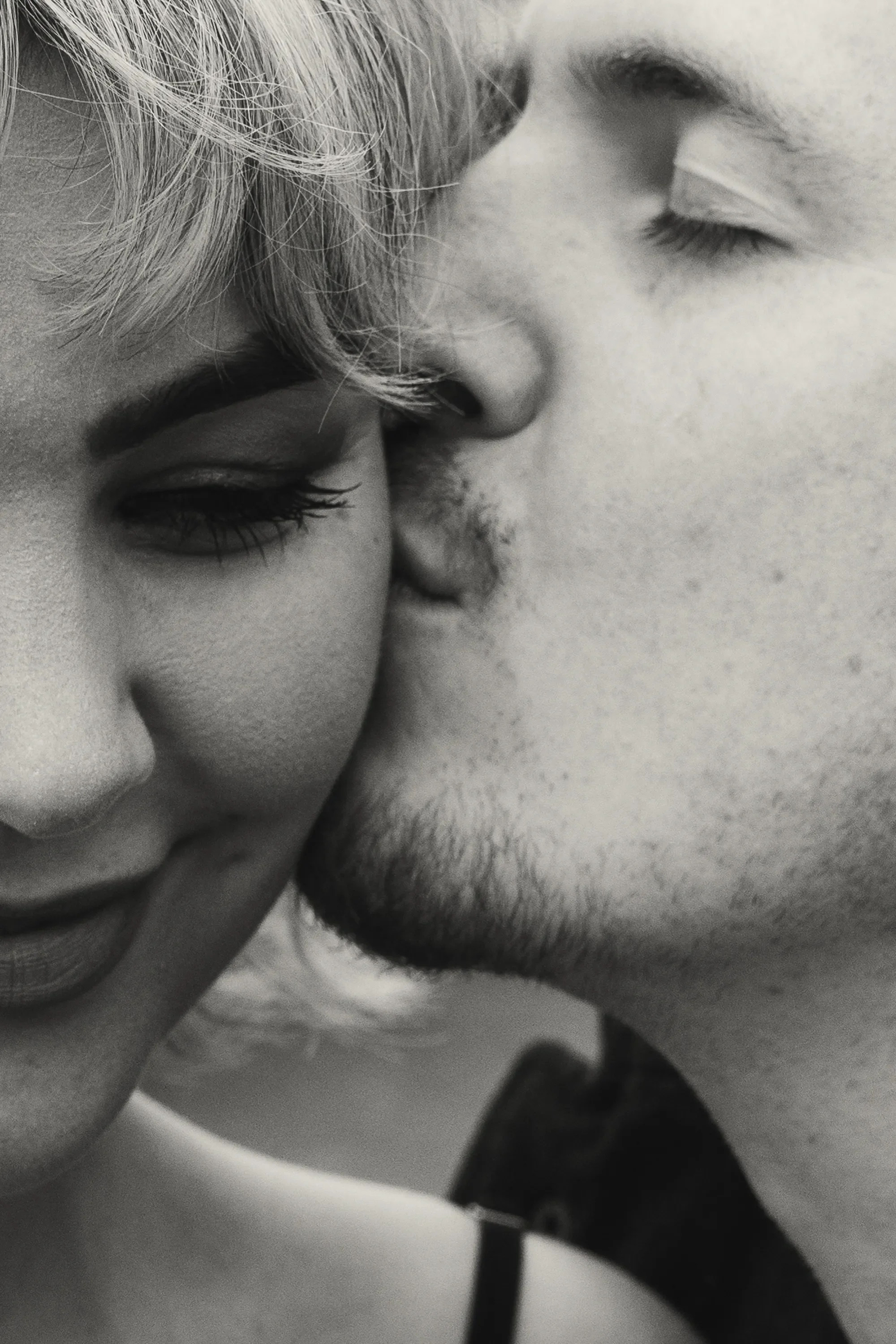 seattle-engagement-session-at-ballard-locks-5.webp