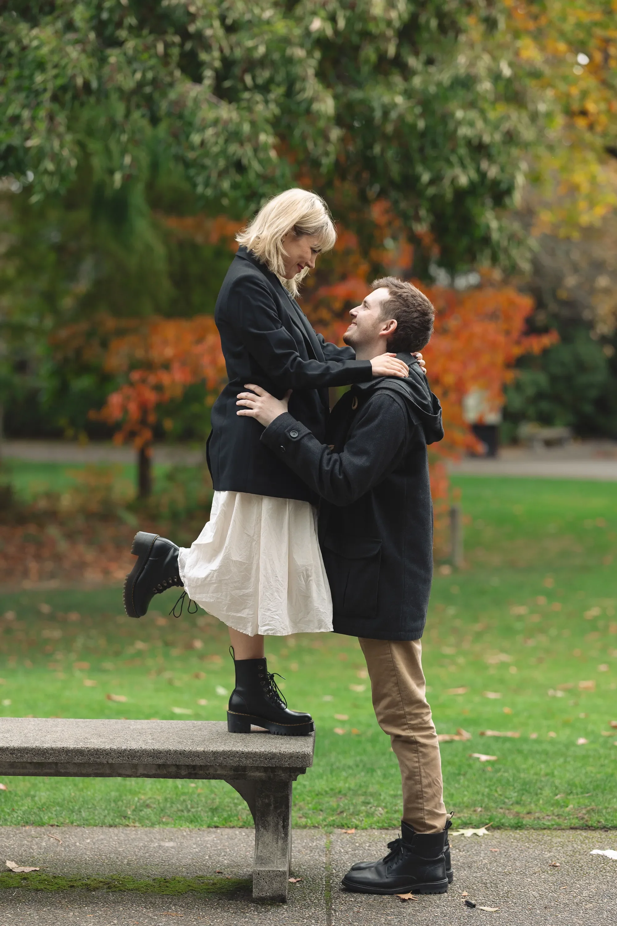 ballard-locks-seattle-engagement-photoshoot.webp