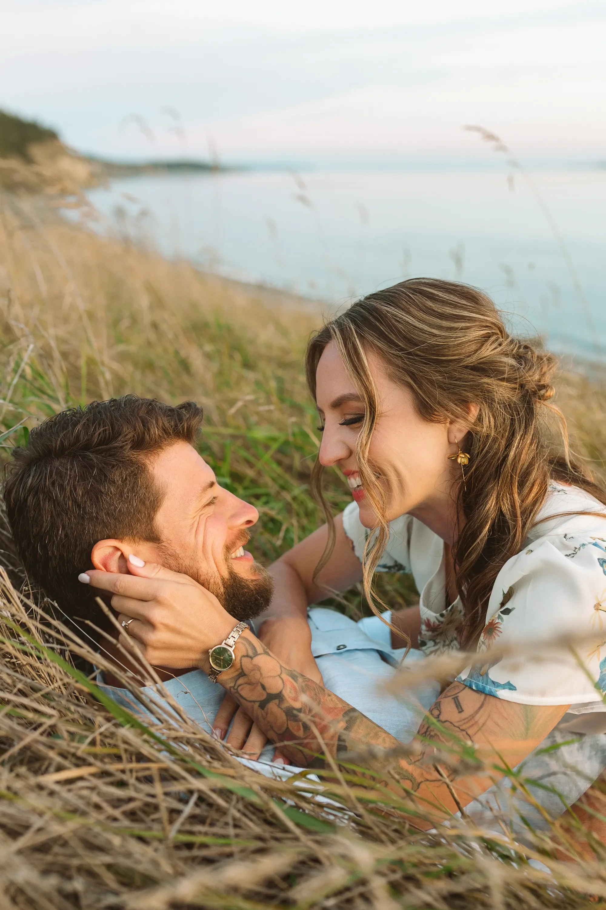 engagement-photos-ebey's-landing-whidbey-island-10.webp