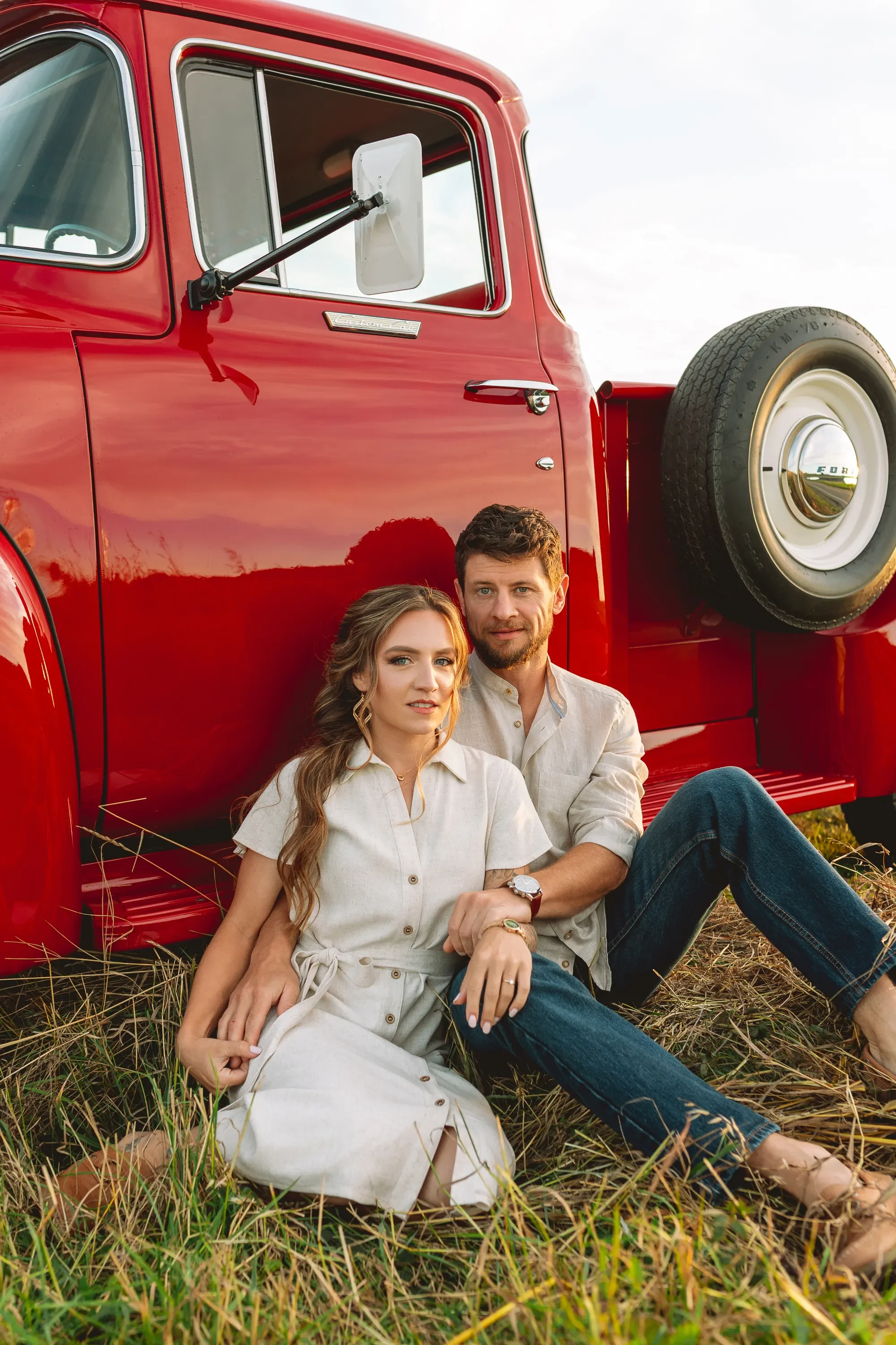 vintage-car-couple-photoshoot-ebey's-landing-2.webp