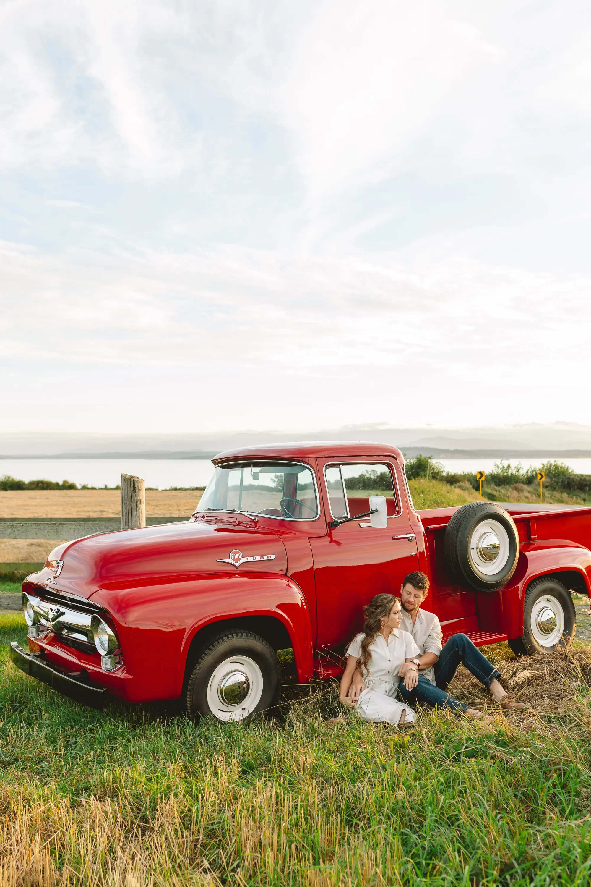 vintage-car-couple-photoshoot-ebey's-landing.webp
