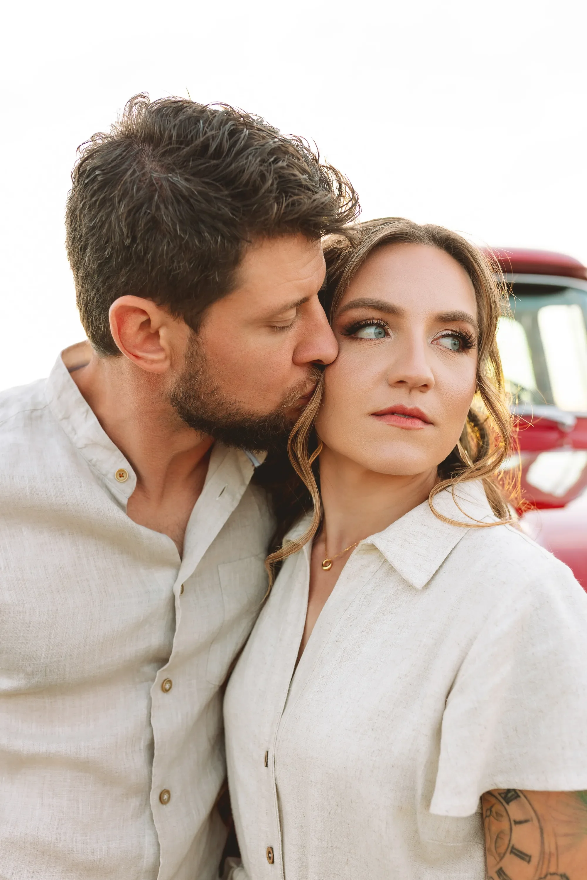 couple-photos-with-vintage-car.webp