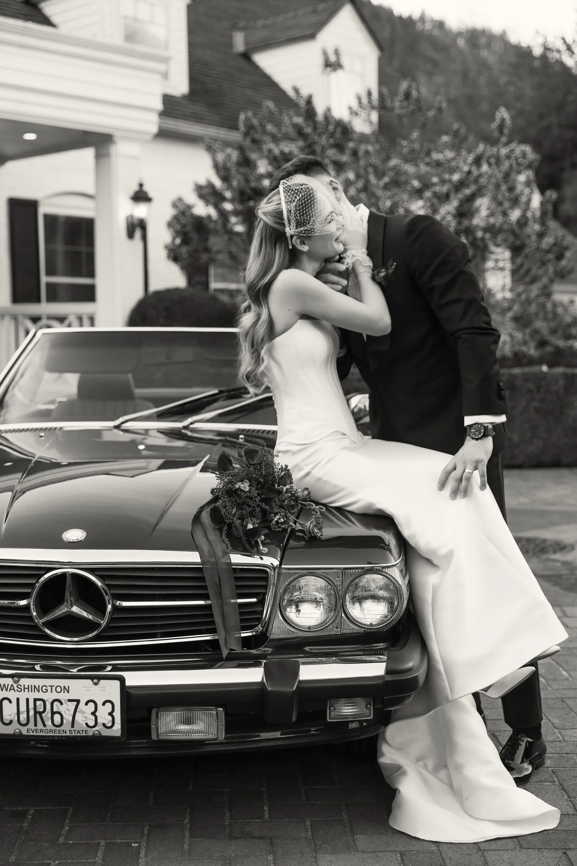 red-vintage-car-luxury-wedding-fox-hollow-farm-issaquah-8.webp