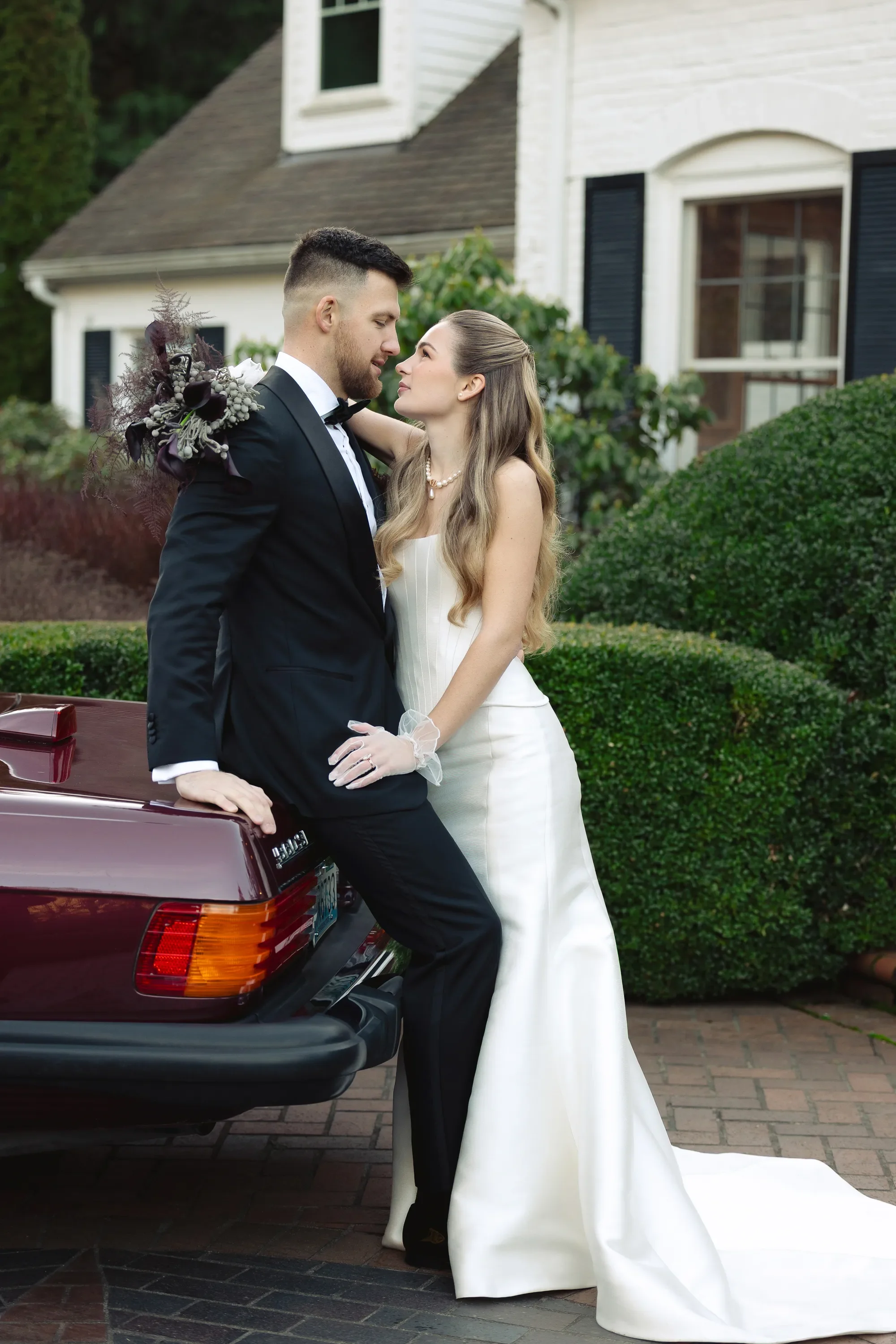 vintage-car-wedding-at-fox-hollow-farm-seattle-2.webp