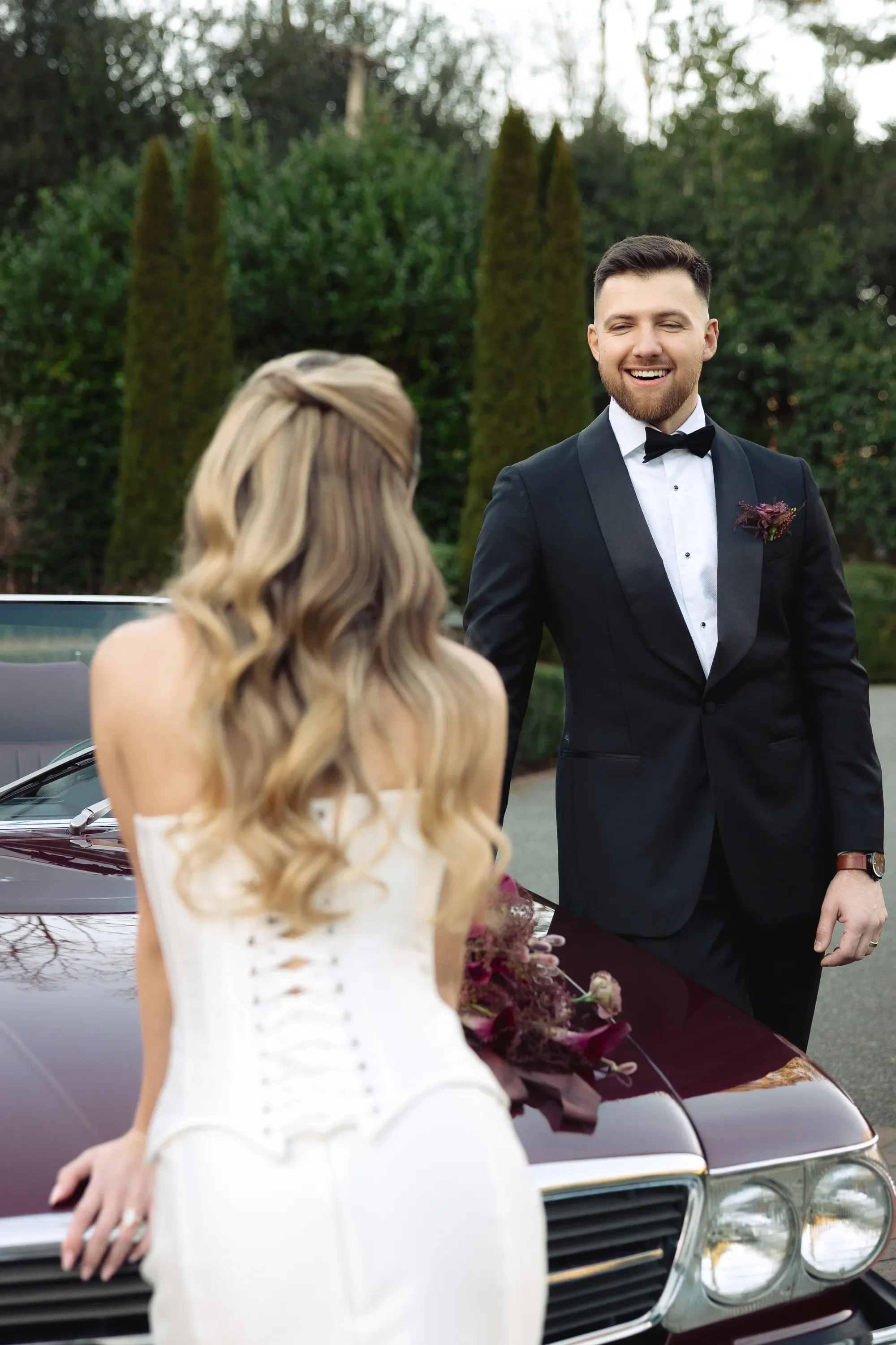 vintage-car-luxury-wedding-fox-hollow-farm-seattle-8.webp