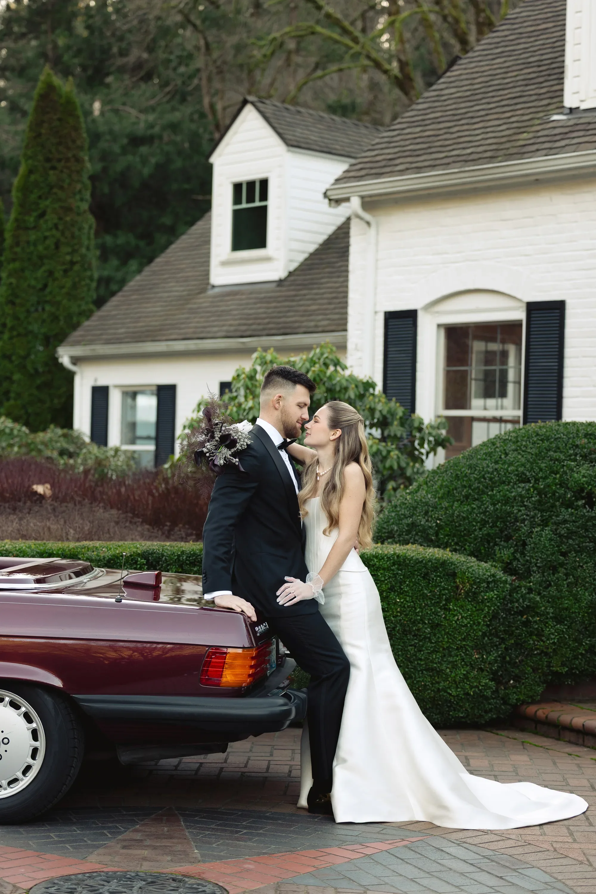 vintage-car-wedding-at-fox-hollow-farm-seattle-3.webp