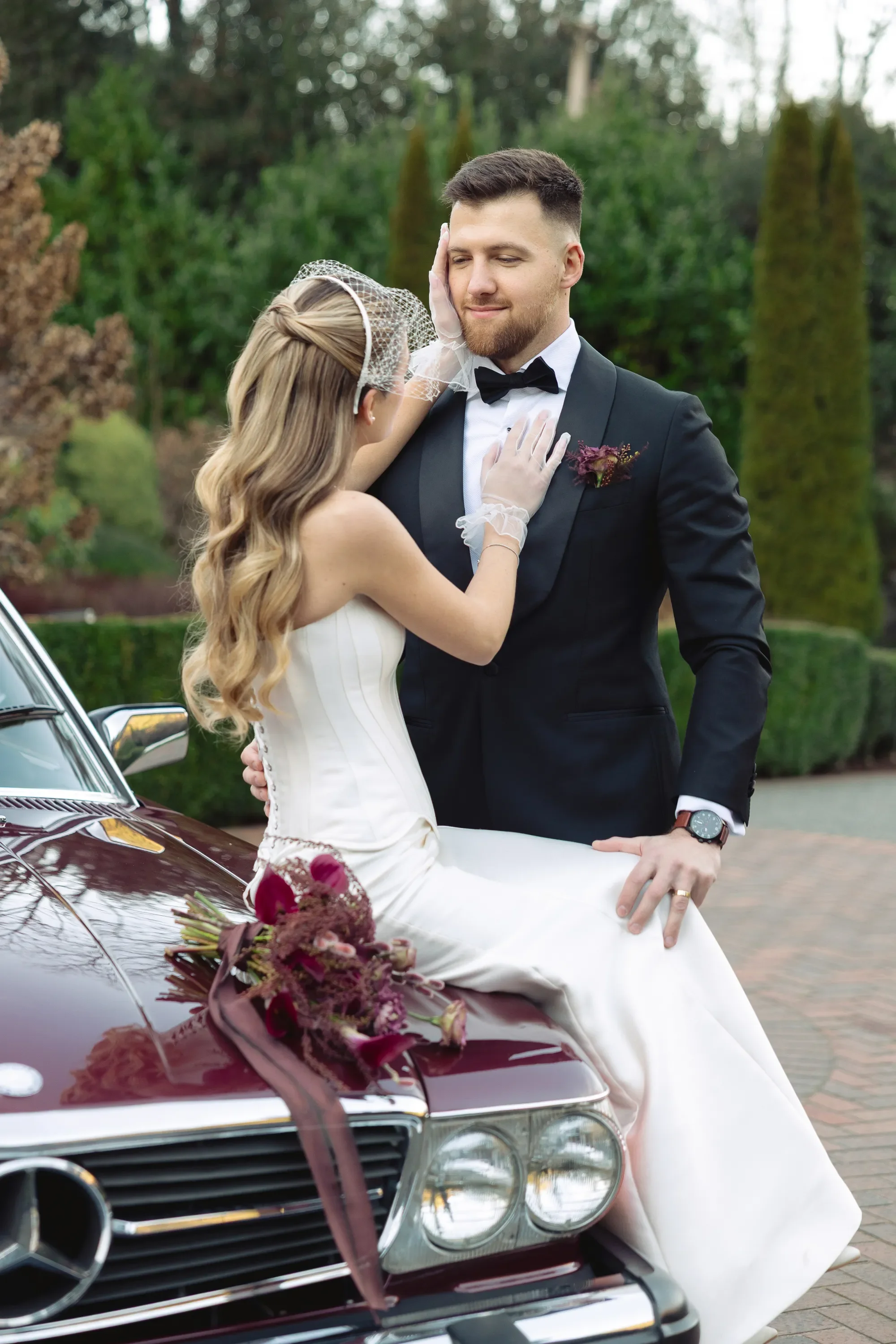 red-vintage-car-luxury-wedding-fox-hollow-farm-issaquah-10.webp
