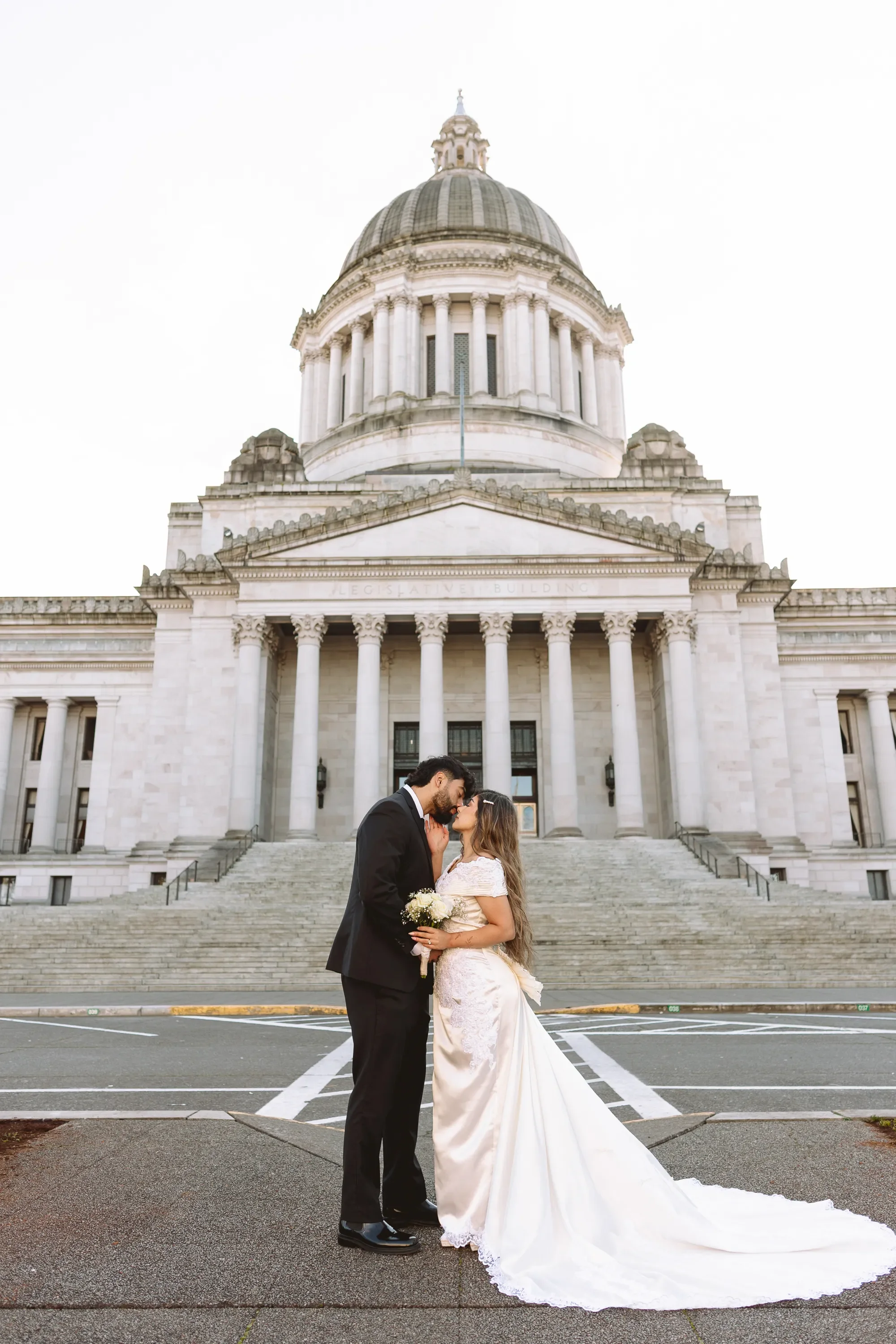 olympia-state-capitol-building-wedding-photographer-5.webp