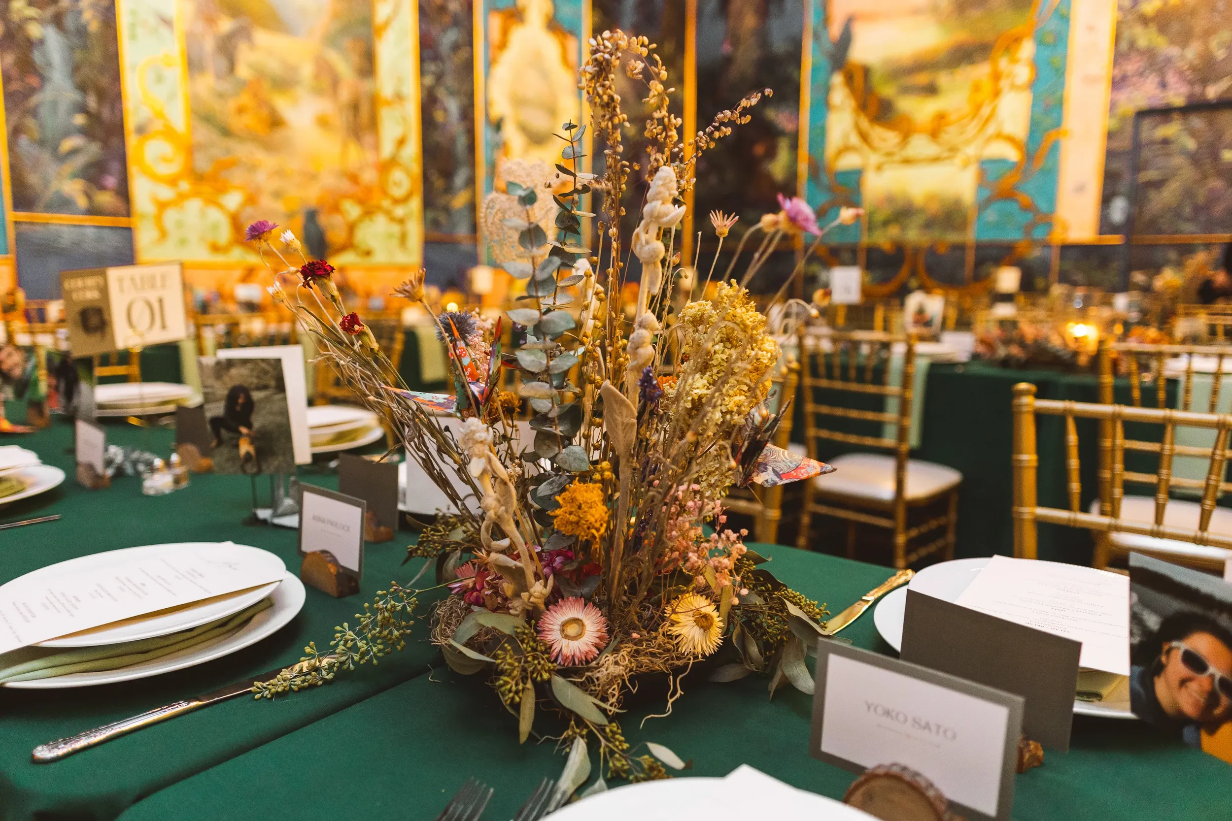 table-decorations-at-theruins-luxury-wedding-venue-in-seattle-2.webp