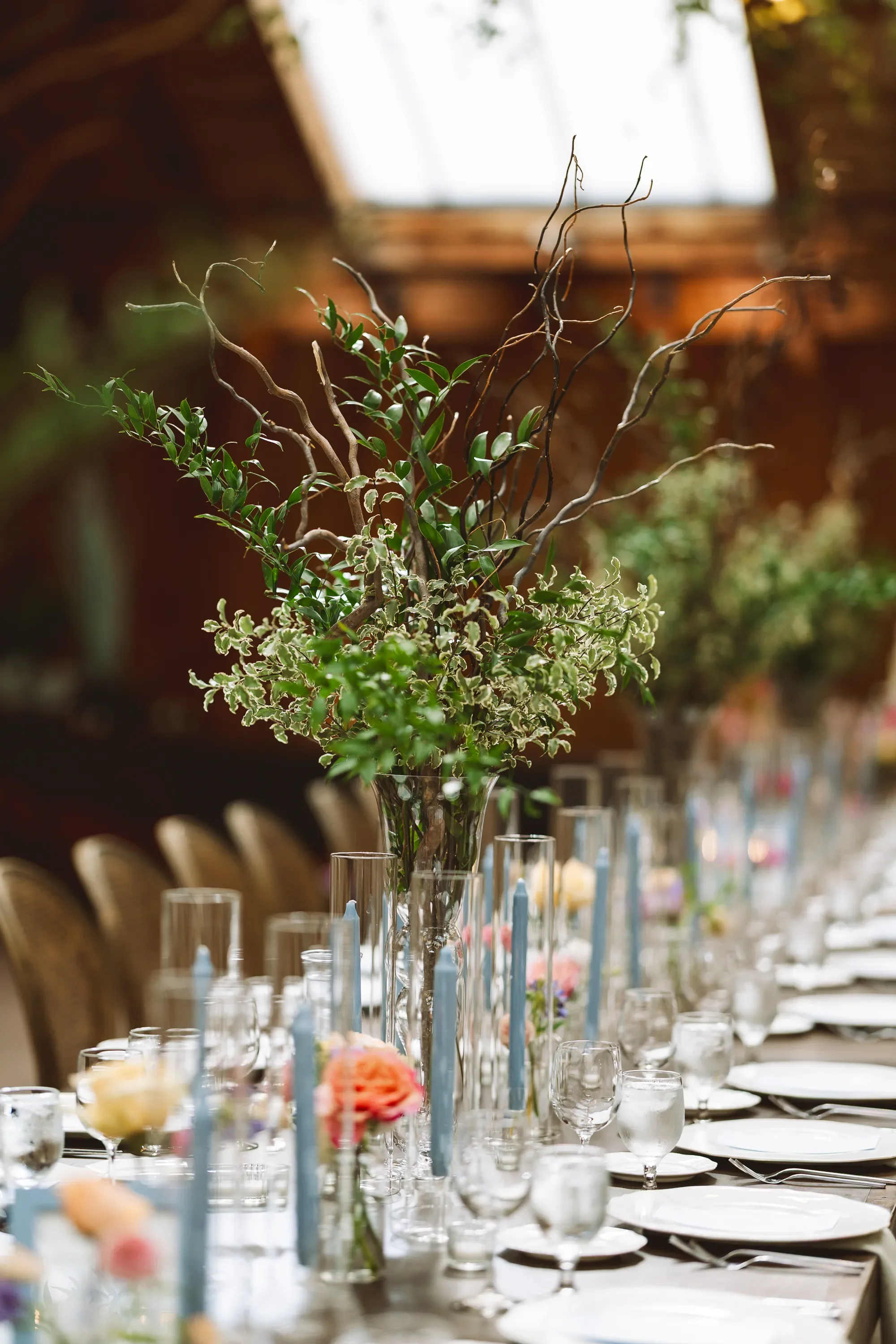 luxury-wedding-flower-table-decorations-kiana-lodge-3.webp
