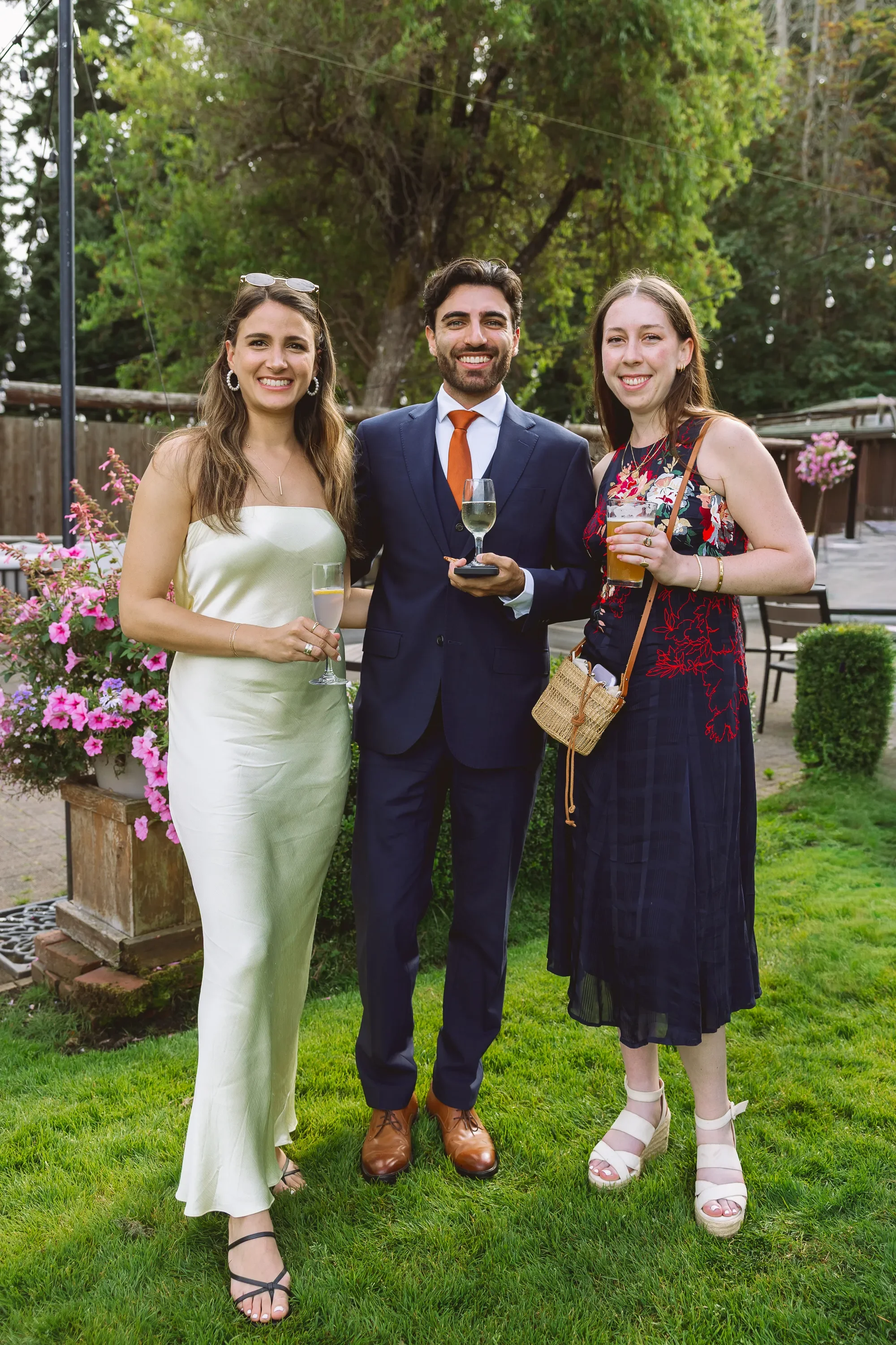 coctail-hour-outdor-wedding-ceremony-kiana-lodge-5.webp