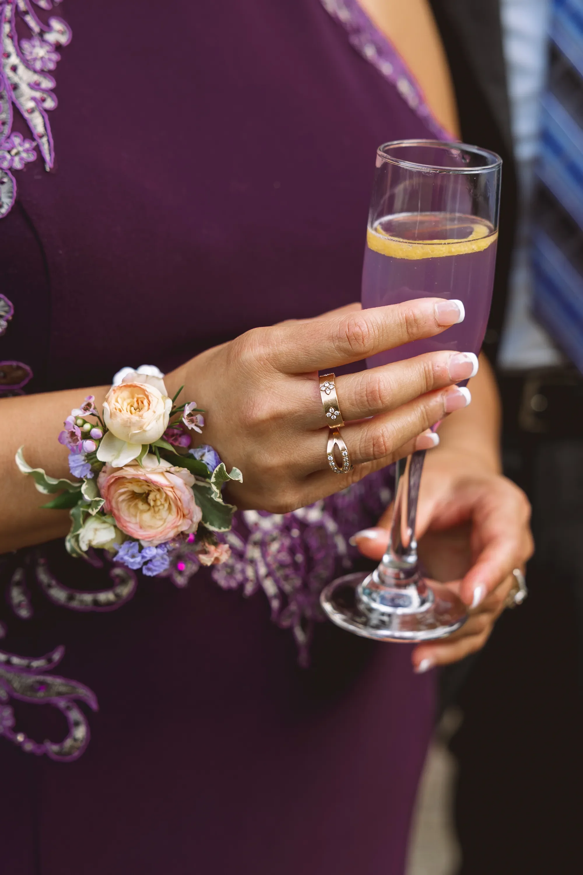 coctail-hour-outdor-wedding-ceremony-kiana-lodge-6.webp