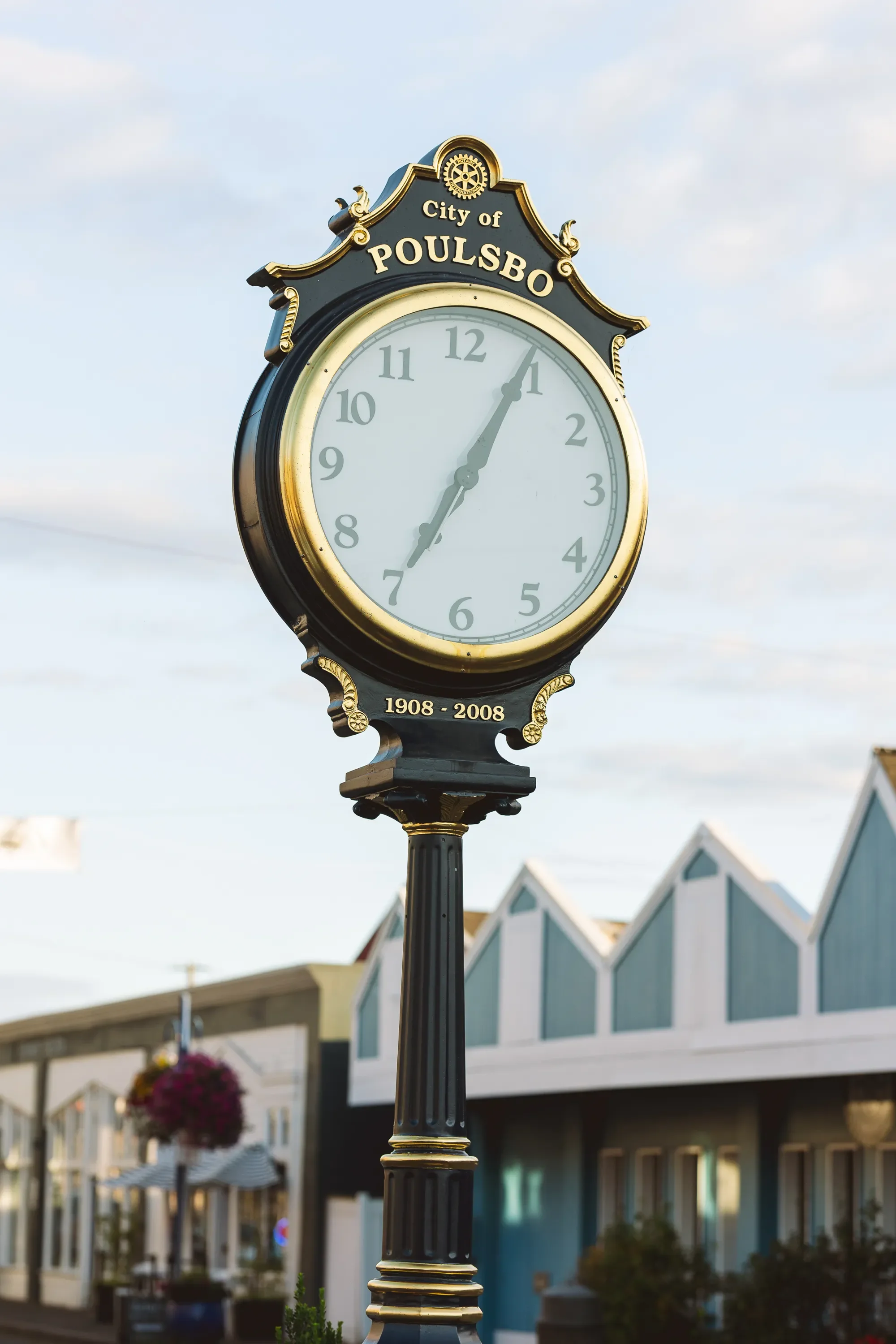 couple-photoshoot-in-downtown-poulsbo-5.webp