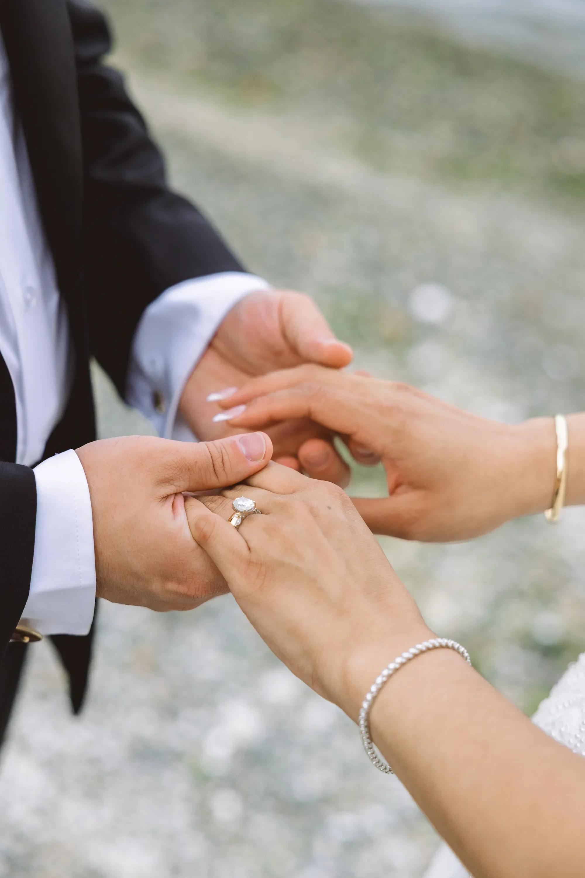 bride-and-groom-portraits-kiana-lodge-washington-2.webp