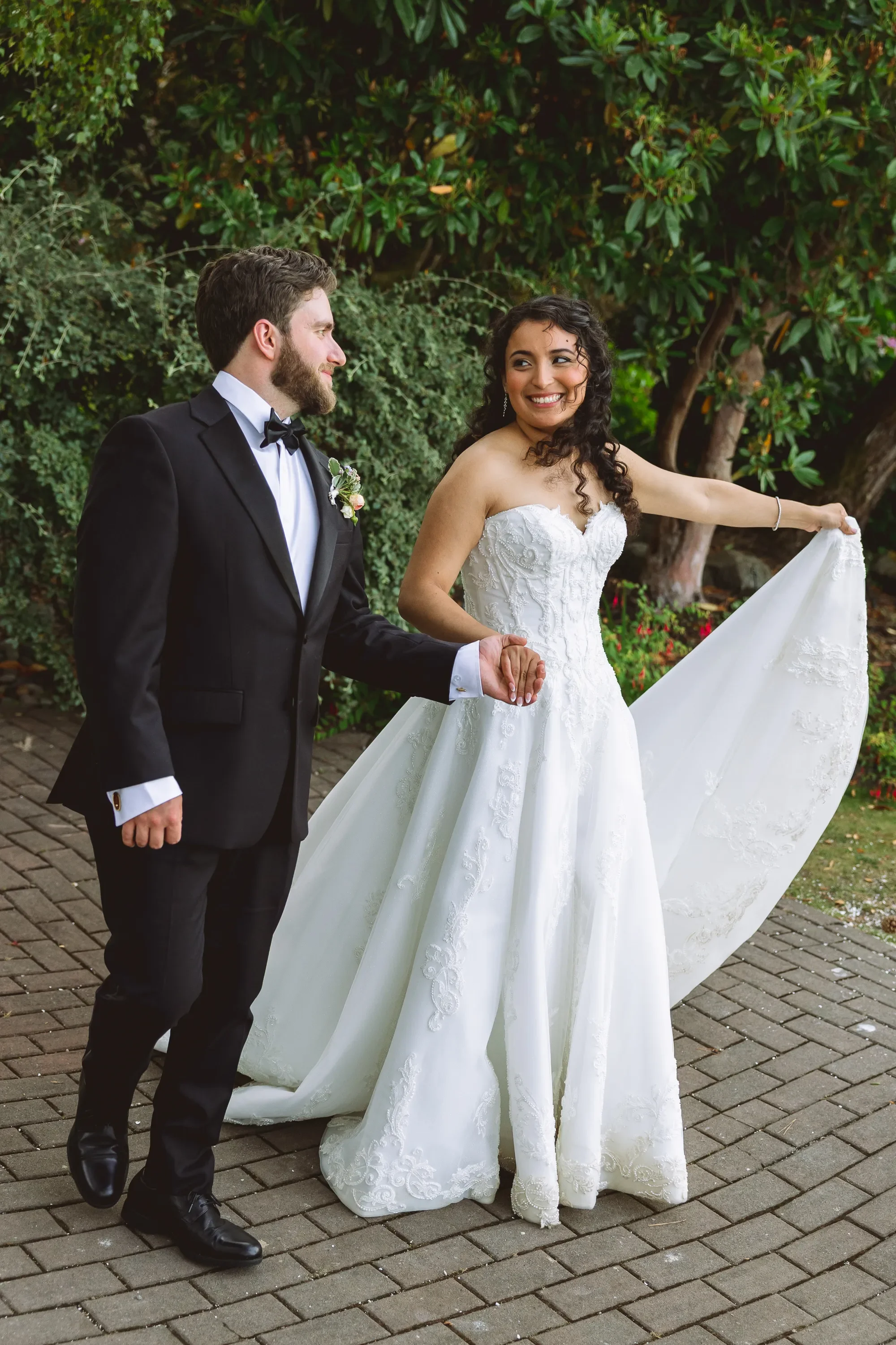 bride-and-groom-portraits-kiana-lodge-washington.webp