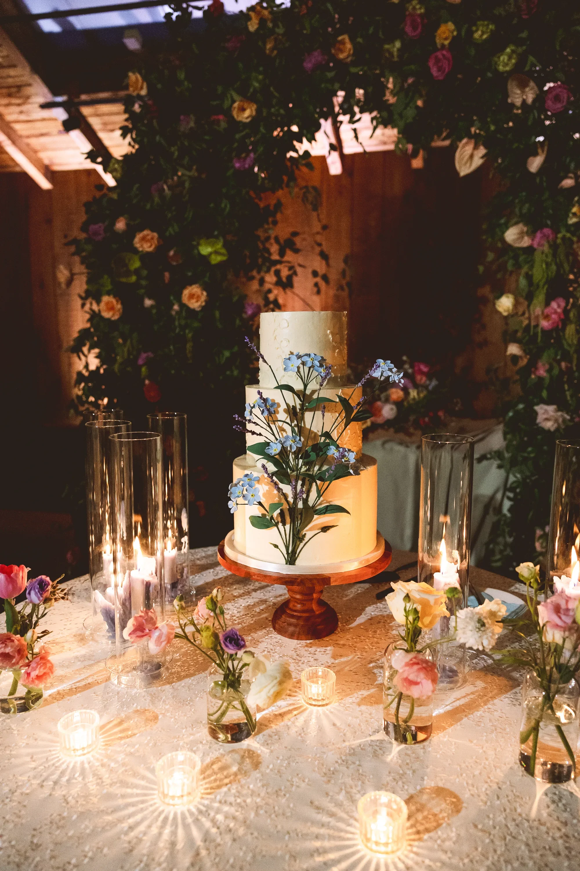 wedding-cake-reception-at-kiana-lodge.webp