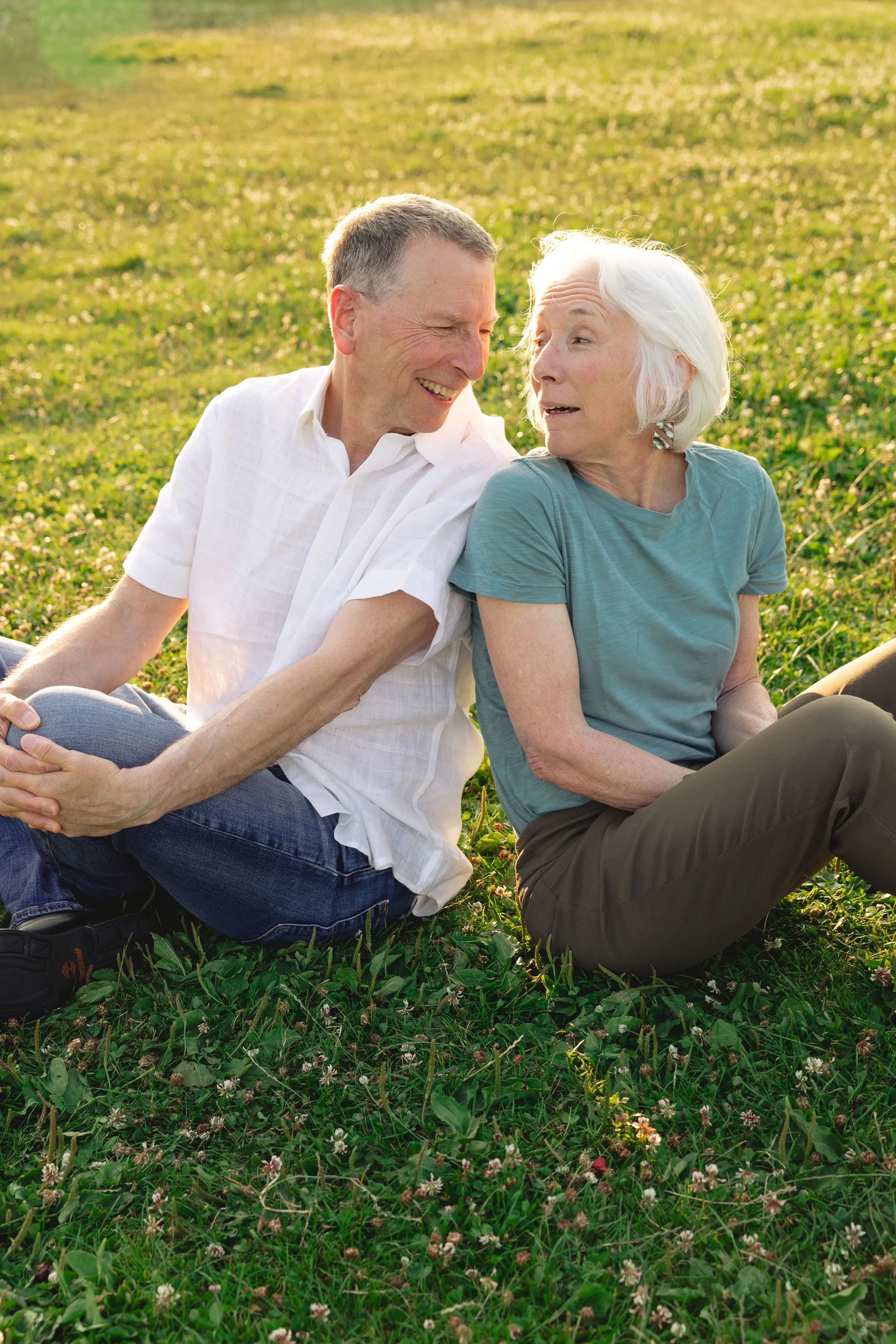 Seattle-Couple-Photos-at-Ella-Bailey-Park-2.webp