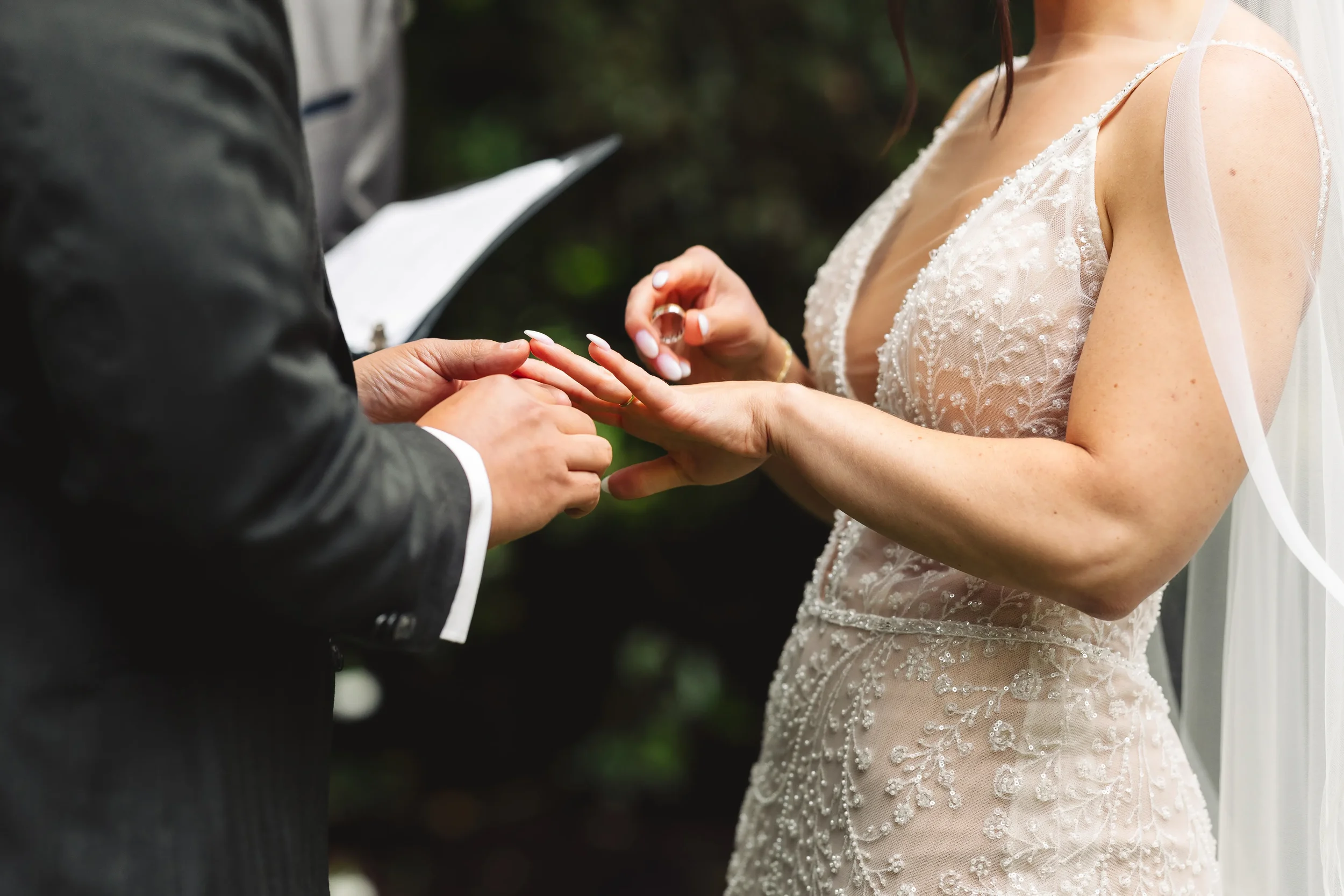 Outdoor-Wedding-at-Robinswood-House-Bellevue-7.webp