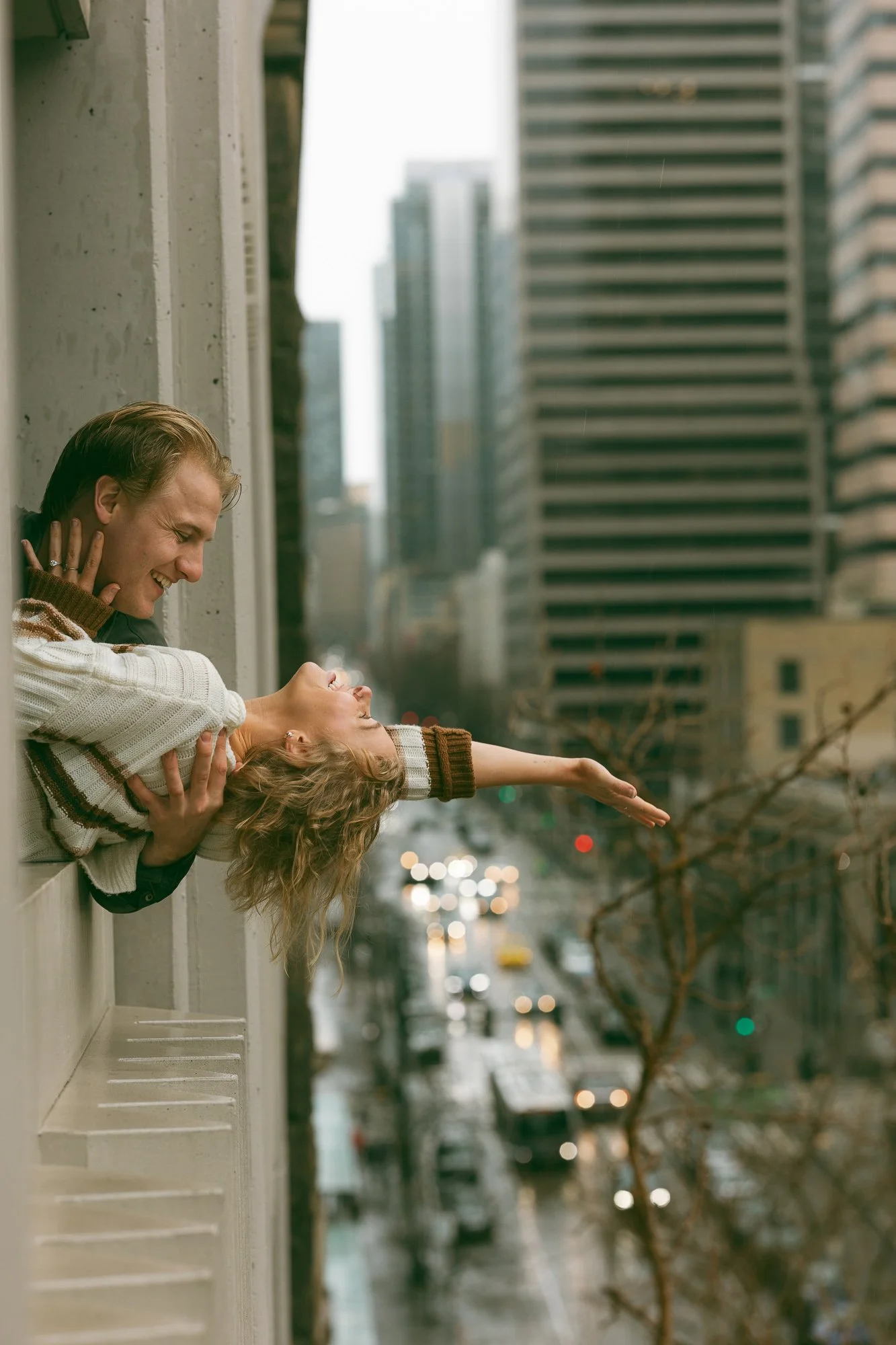 downtown-seattle-rainy-day-engagement-photoshoot-21.jpg