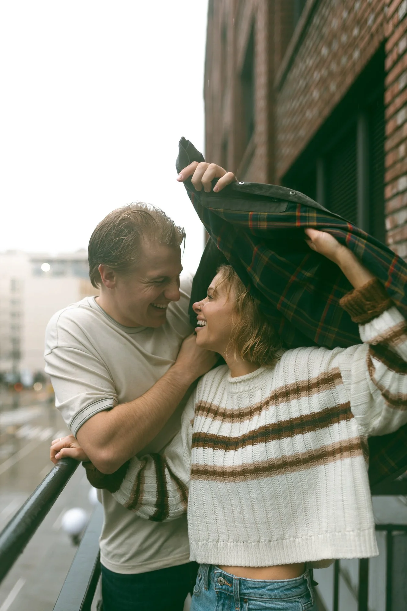 downtown-seattle-rainy-day-engagement-photoshoot-12.jpg