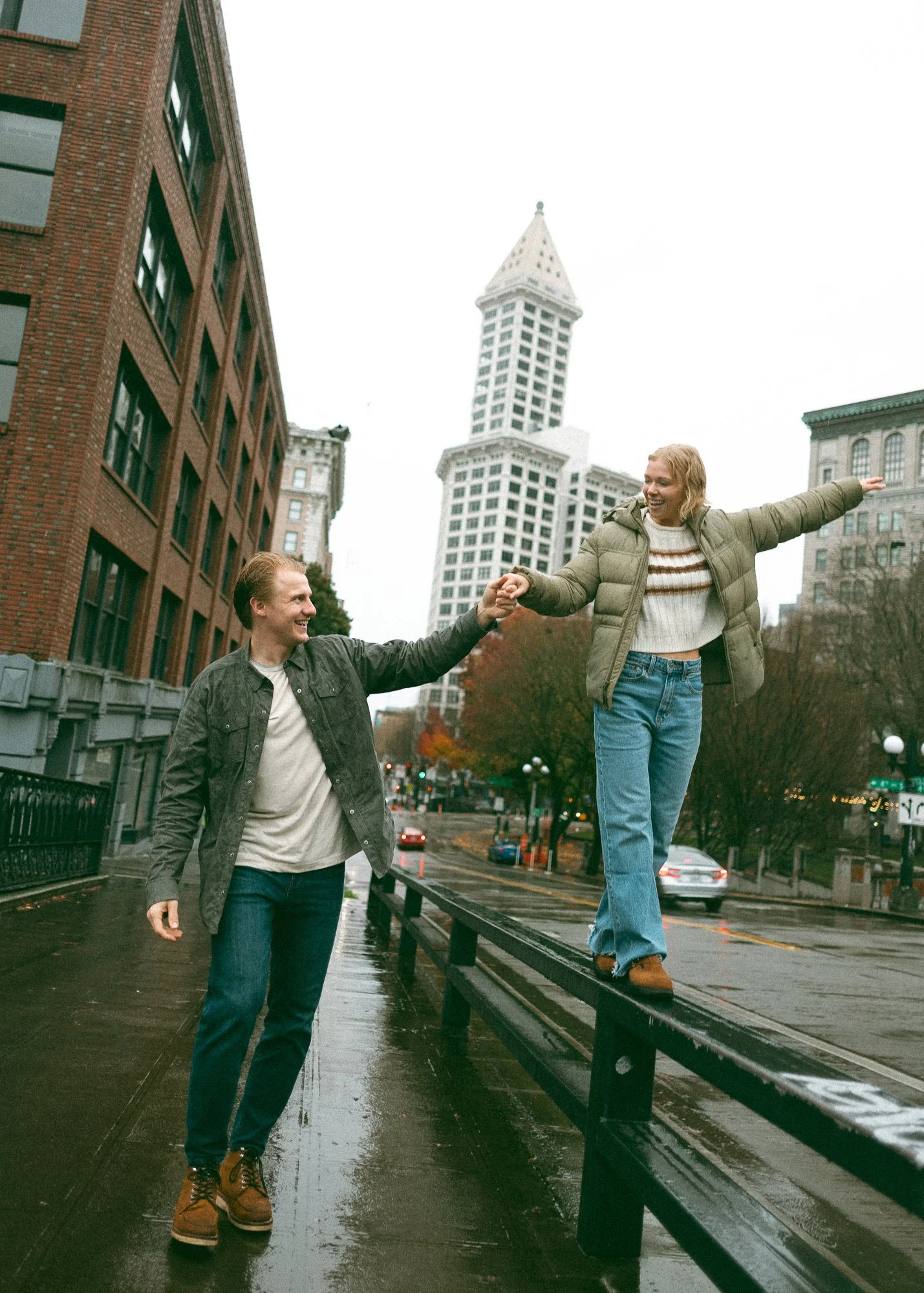 downtown-seattle-rainy-day-engagement-photoshoot-11.jpg