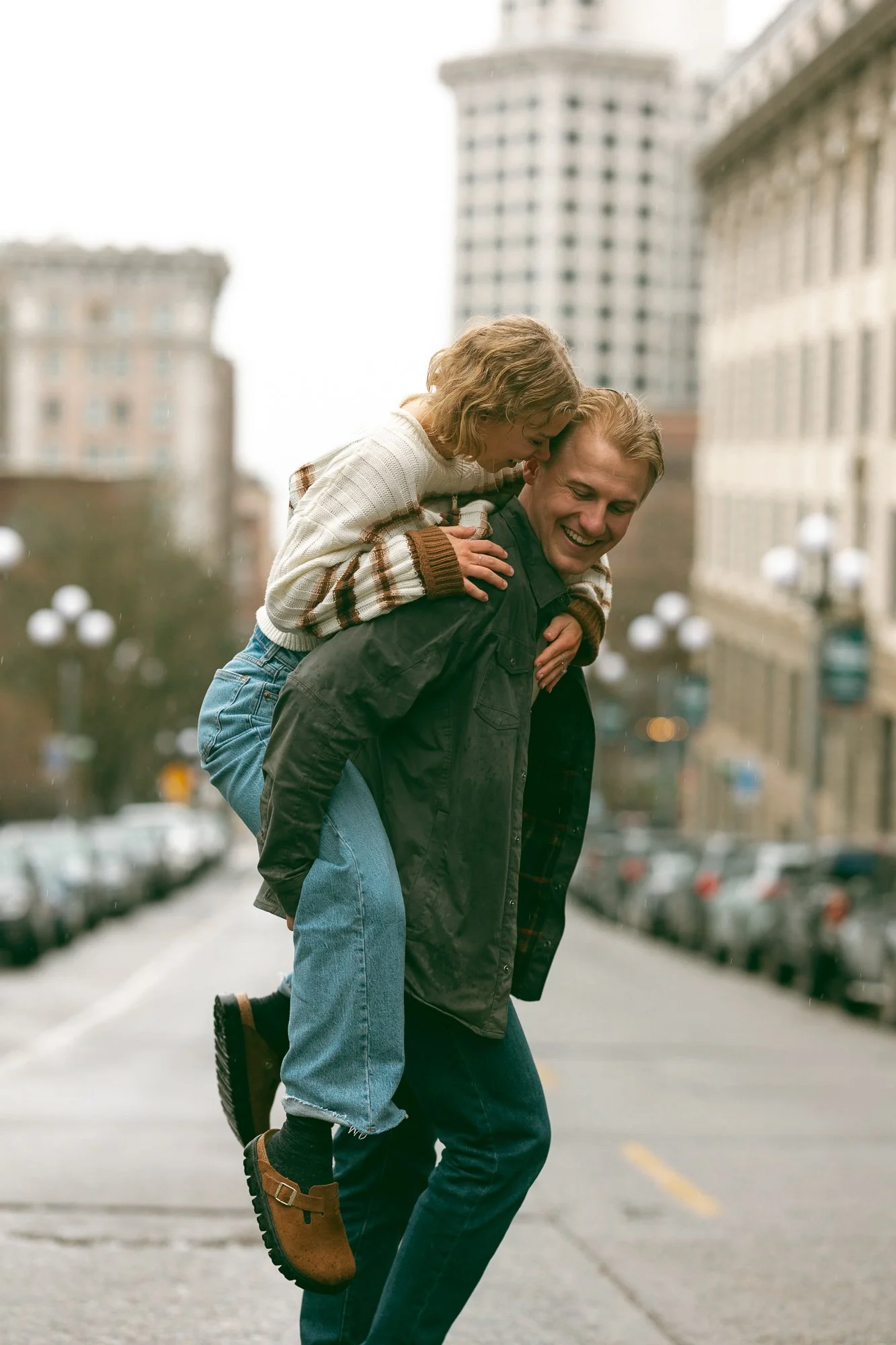 downtown-seattle-rainy-day-engagement-photoshoot-32.jpg