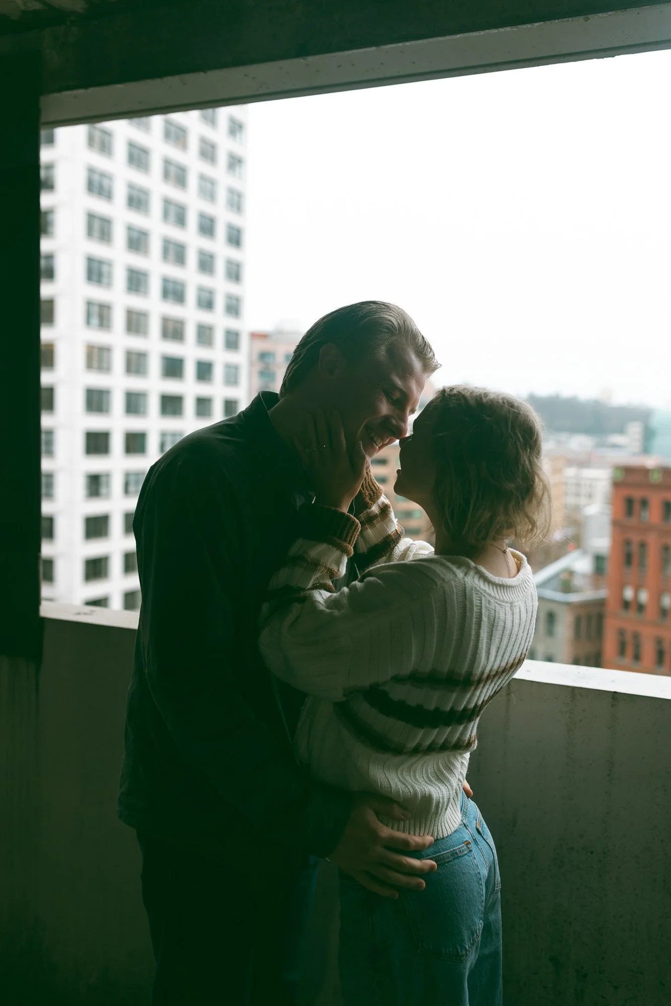 downtown-seattle-rainy-day-engagement-photoshoot-17.jpg