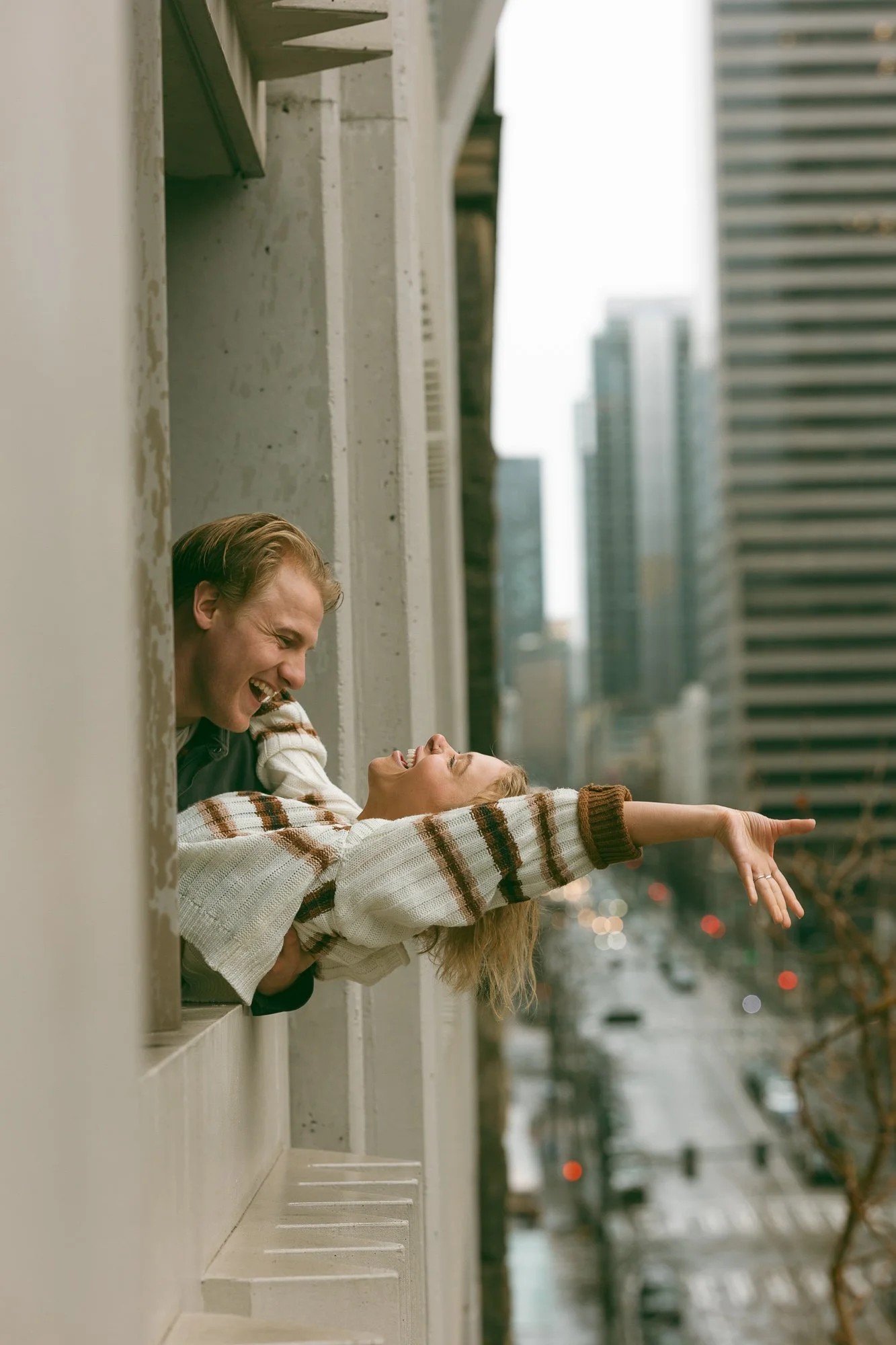 downtown-seattle-rainy-day-engagement-photoshoot-20.jpg