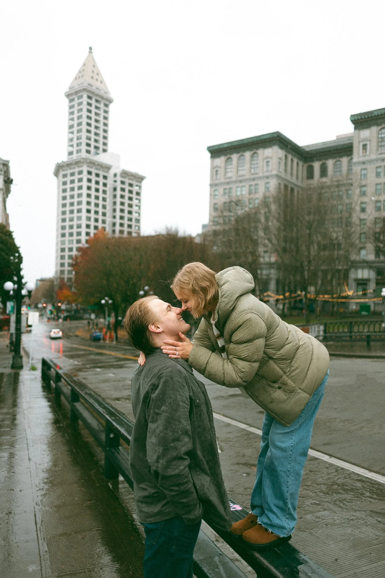 downtown-seattle-rainy-day-engagement-photoshoot-10.jpg