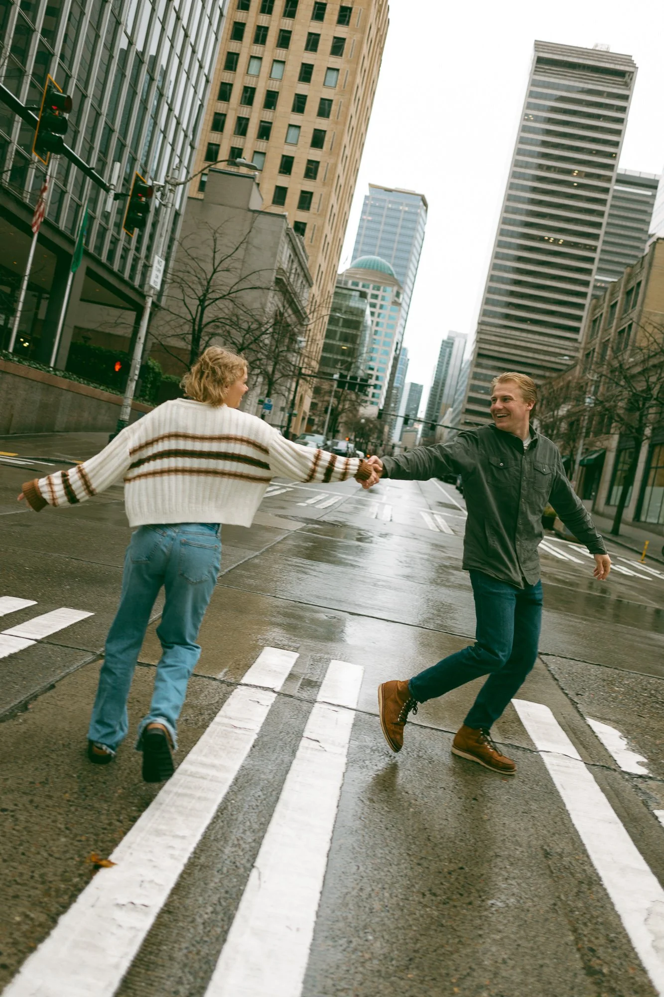 downtown-seattle-rainy-day-engagement-photoshoot-27.jpg