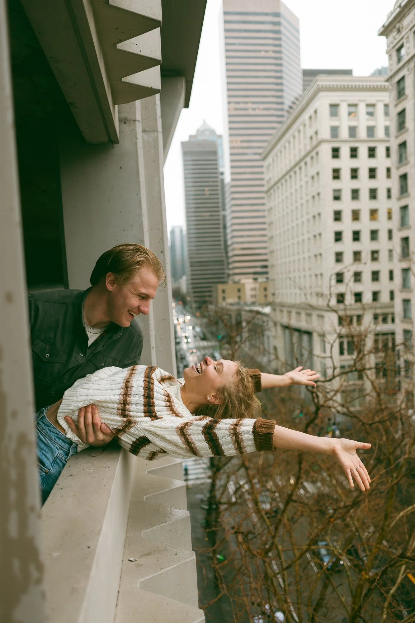 downtown-seattle-rainy-day-engagement-photoshoot-6.jpg