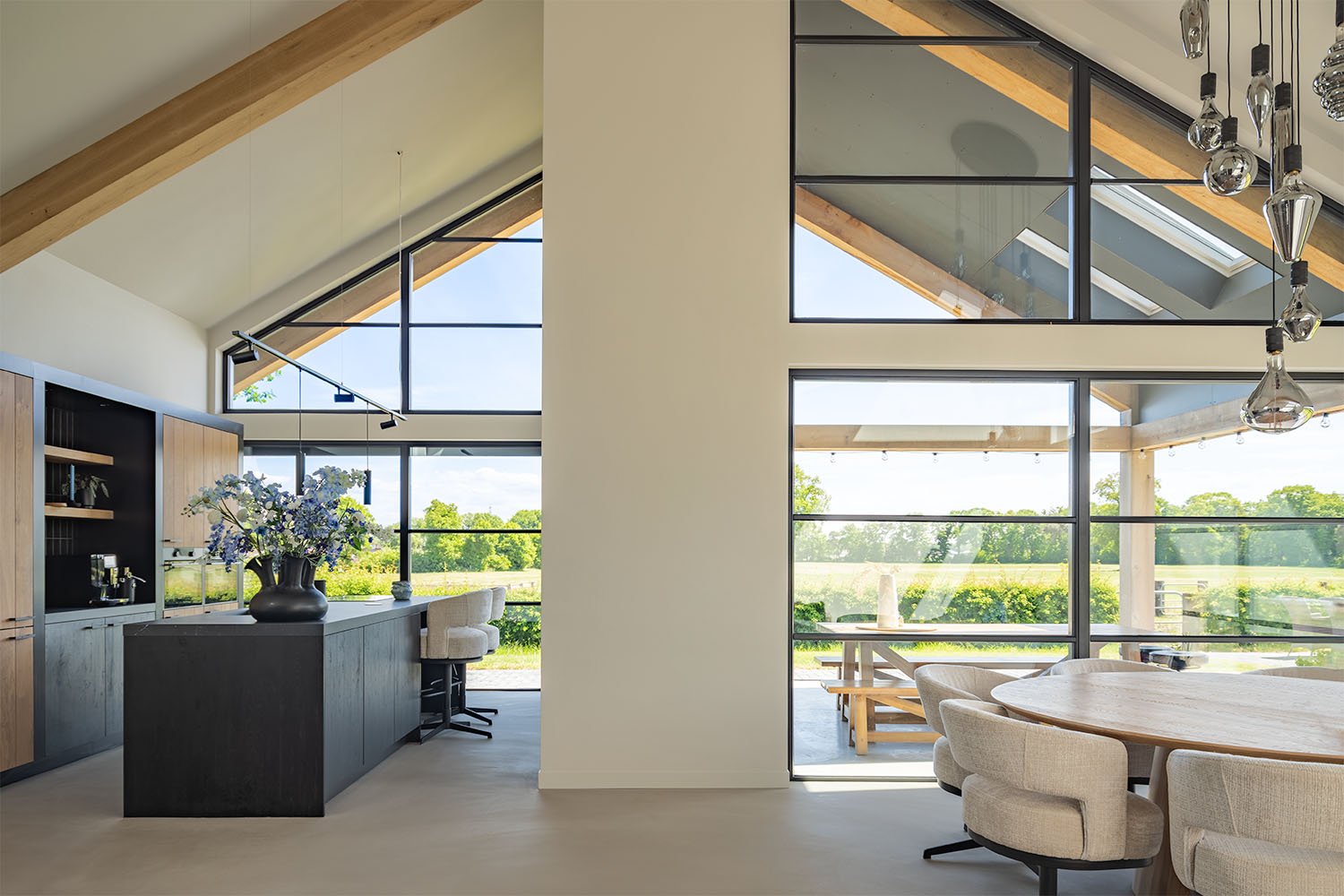 Interieurfotografie verzorgd in een woning met veel lichtinval. Met een mooi uitzicht tot aan de bosrand is het mooi wonen in deze schuurwoning.

#struijkadvies