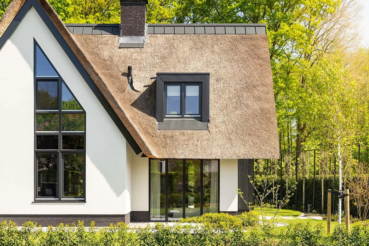 Rietgedekte vrijstaande villa