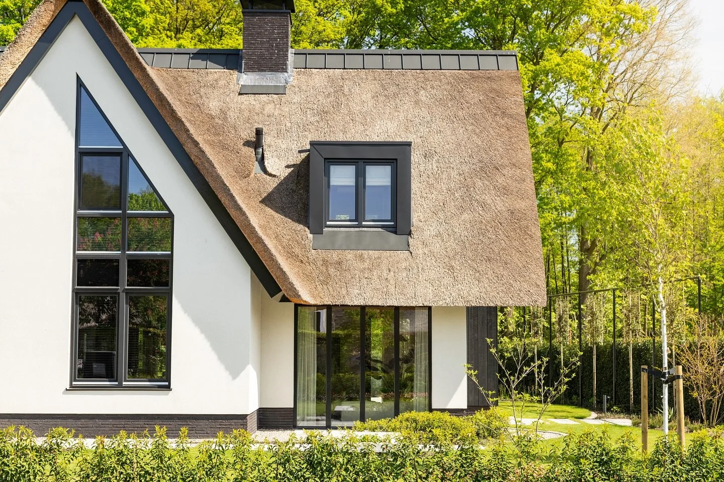 Waar de zon schijnt, wordt het beeld stralend 

Deze woning gefotografeerd met ontwerp van @evearchitecten 

#vastgoedfotograaf #architectuurfotograaf #architecturephotography #architecturedaily