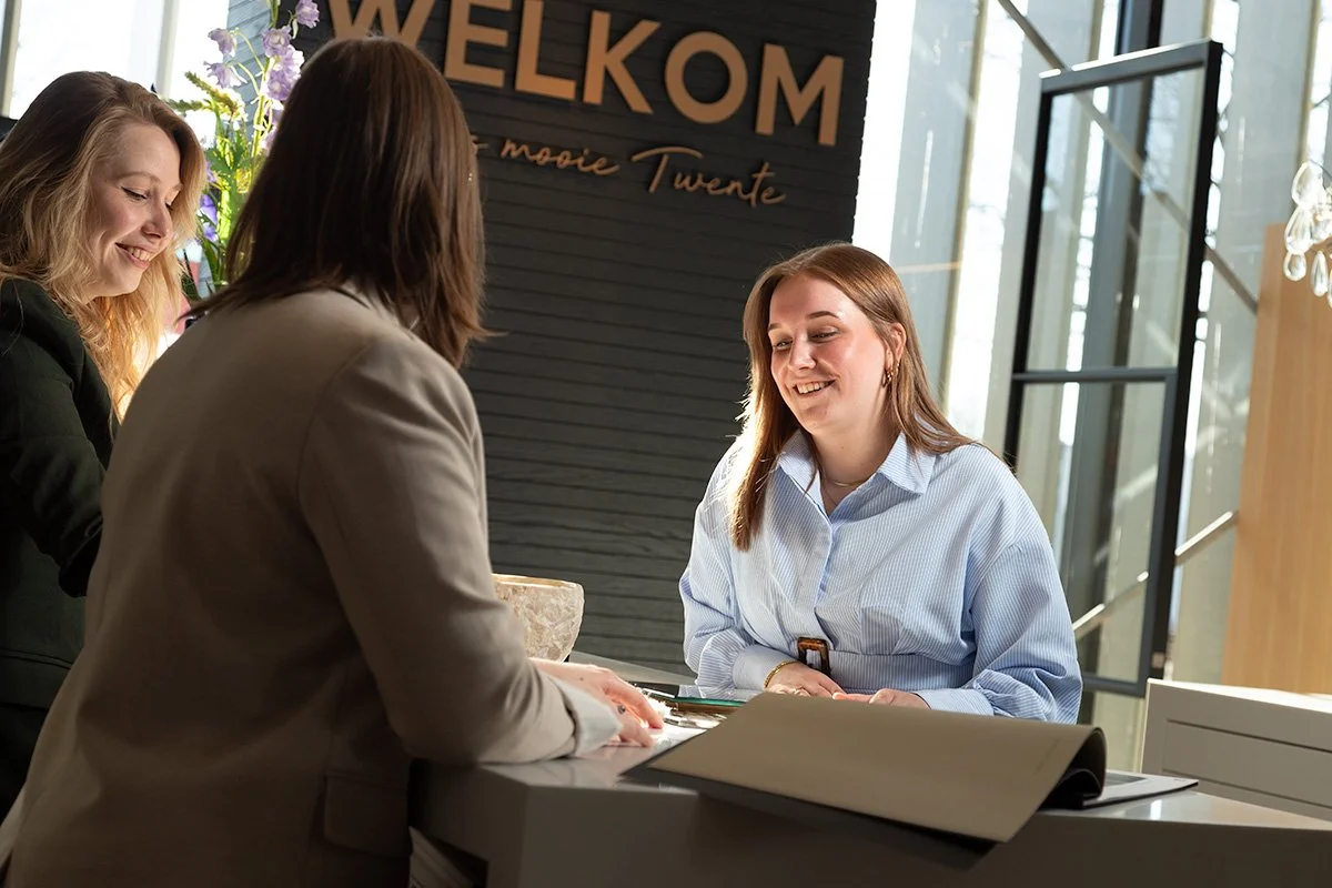 personeel op een goede manier laten fotograferen door professionele bedrijfs fotograaf met eigen fotostudio in rijssen deventer almelo