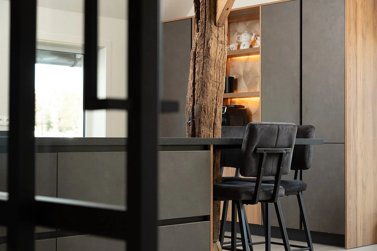 Foto vooraanzicht keuken met stalen deur fotografie in manderveen