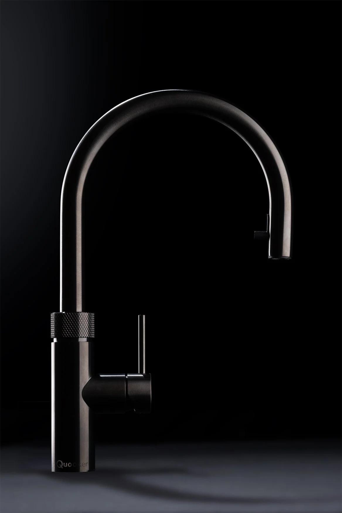 Zwartgoede keukenmengkraan op een donkere achtergrond.