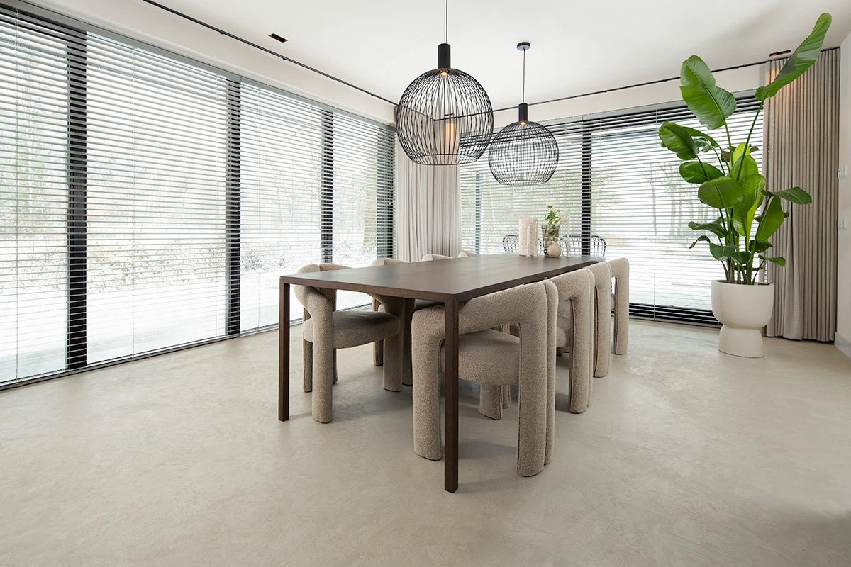  Fotografie binnenhuis lavasteen gietvloer met eettafel 