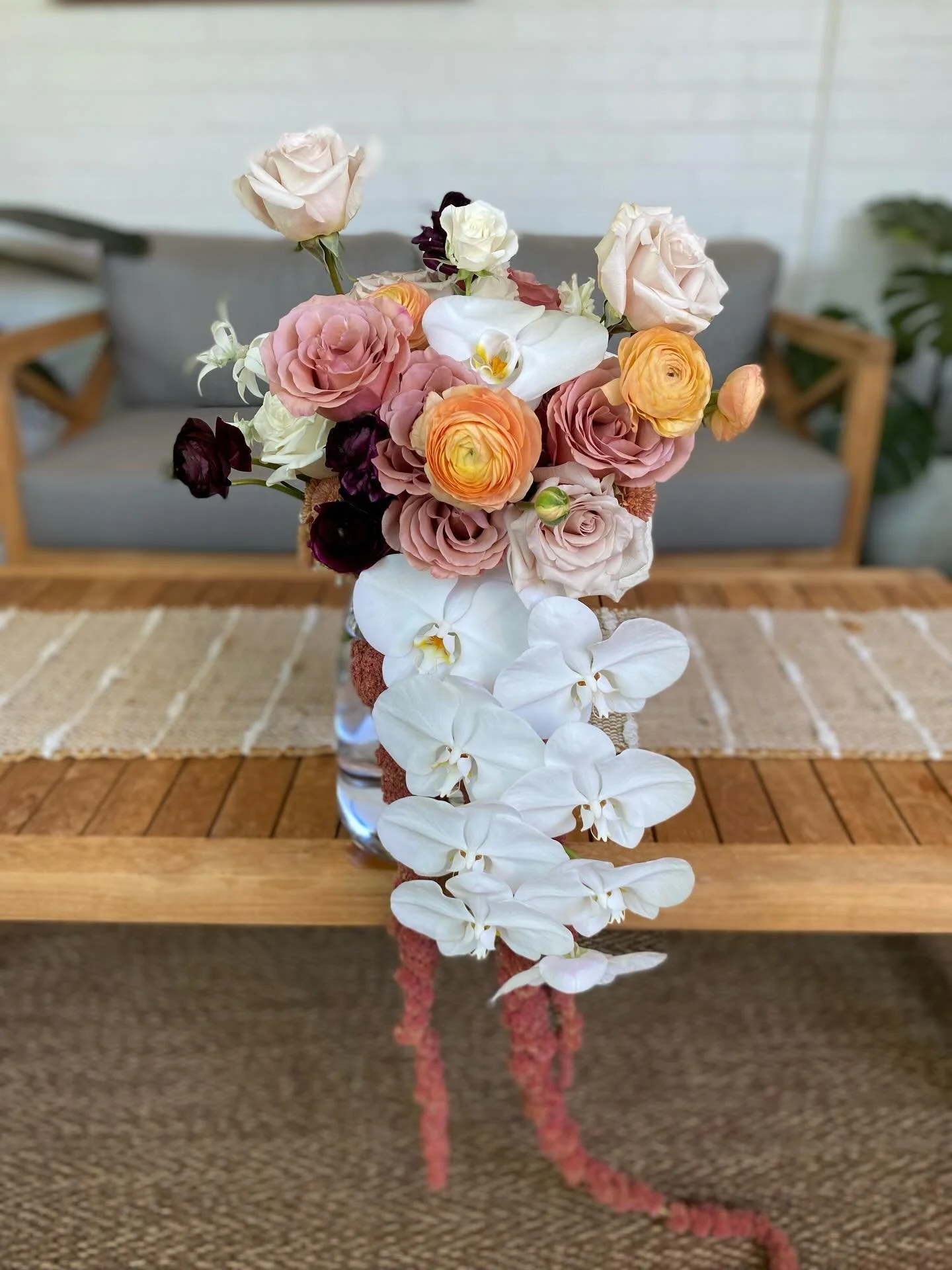 🍑Tyhla &amp; Robert🍑

There was one week between initial contact to delivery and with the flower fairies on my side, Tyhla &amp; Robert&rsquo;s bridal party flowers came together perfectly. 

Tyhla&rsquo;s stunning cascading bouquet and her maids m