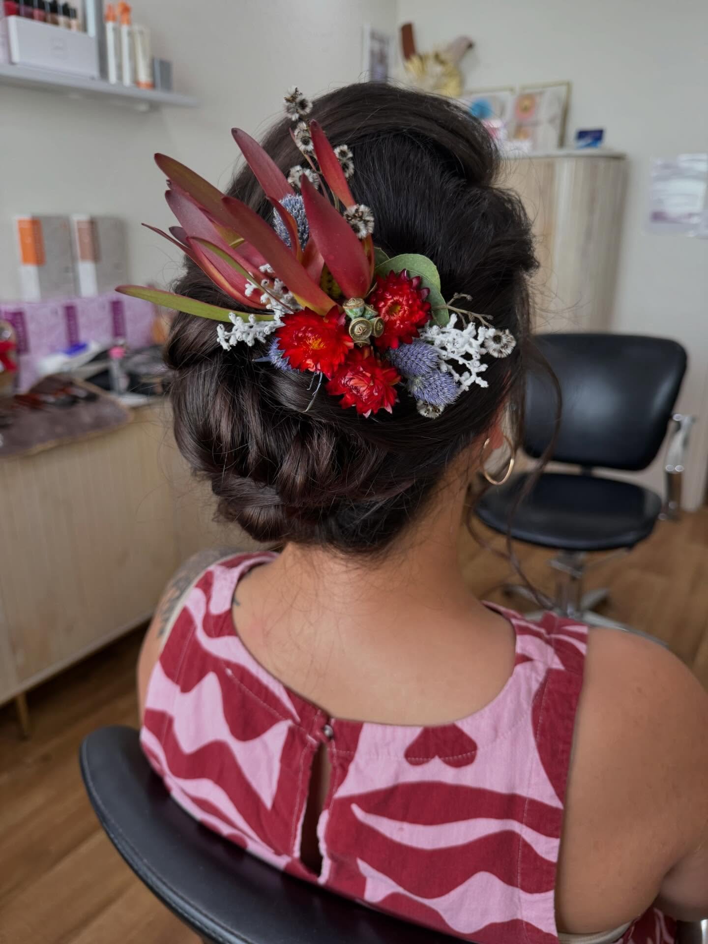 Natives hair comb - trial hair piece. 
Featuring leucadendron, strawflower, sea holly, stirlingia, smokebush and gum leaves.