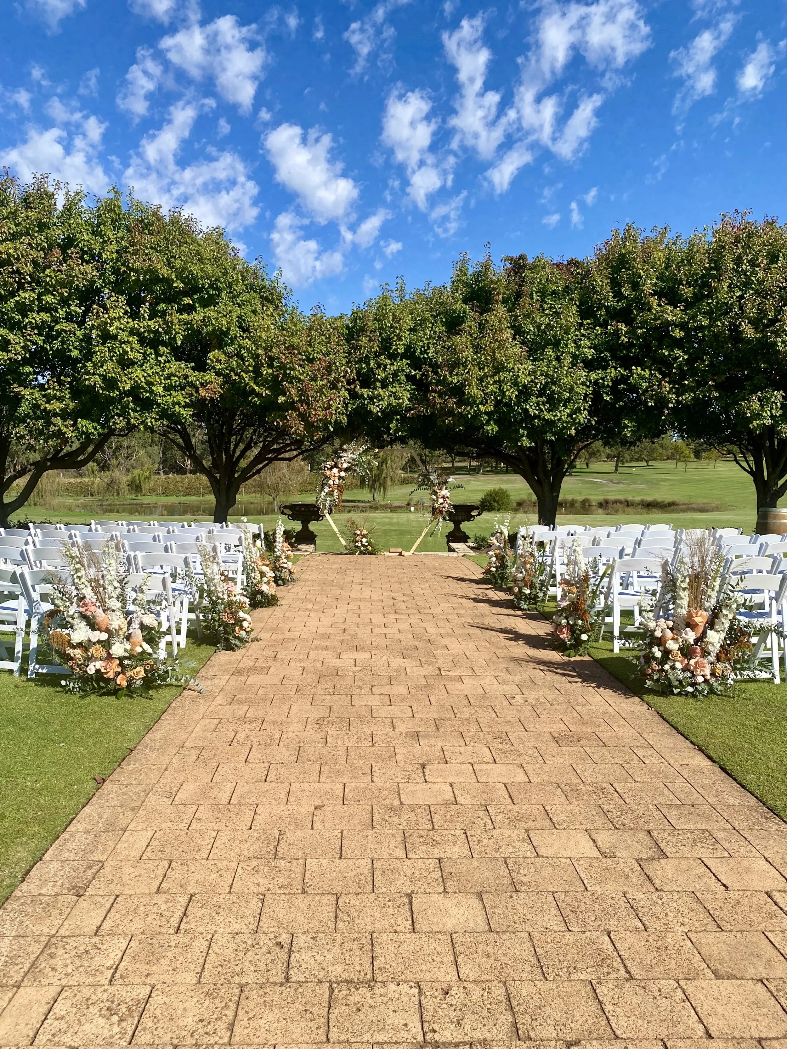 Ceremony setting sandalford winery_soft autumn coloured florals.jpg