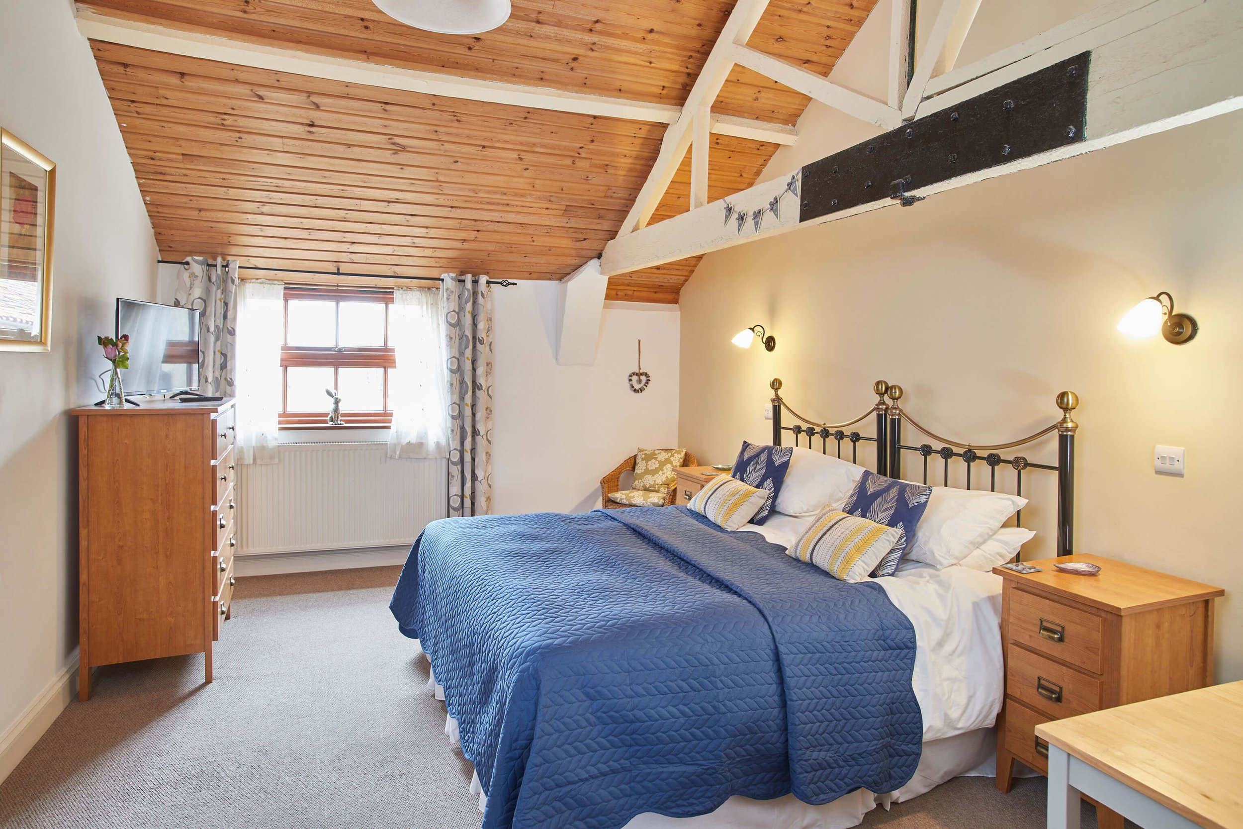 dairy-barns-sunrise-bed-breakfast-room-norfolk-12.jpg