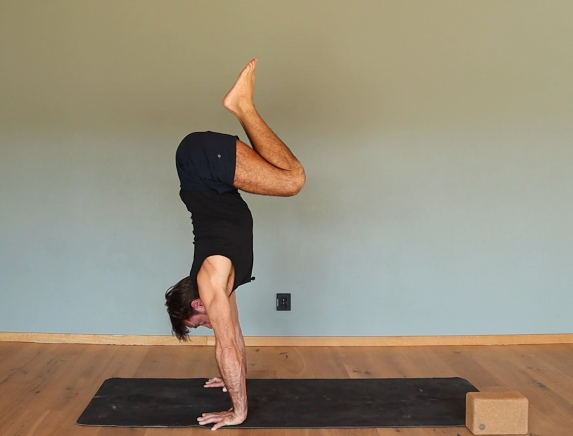 Tuck handstand guide