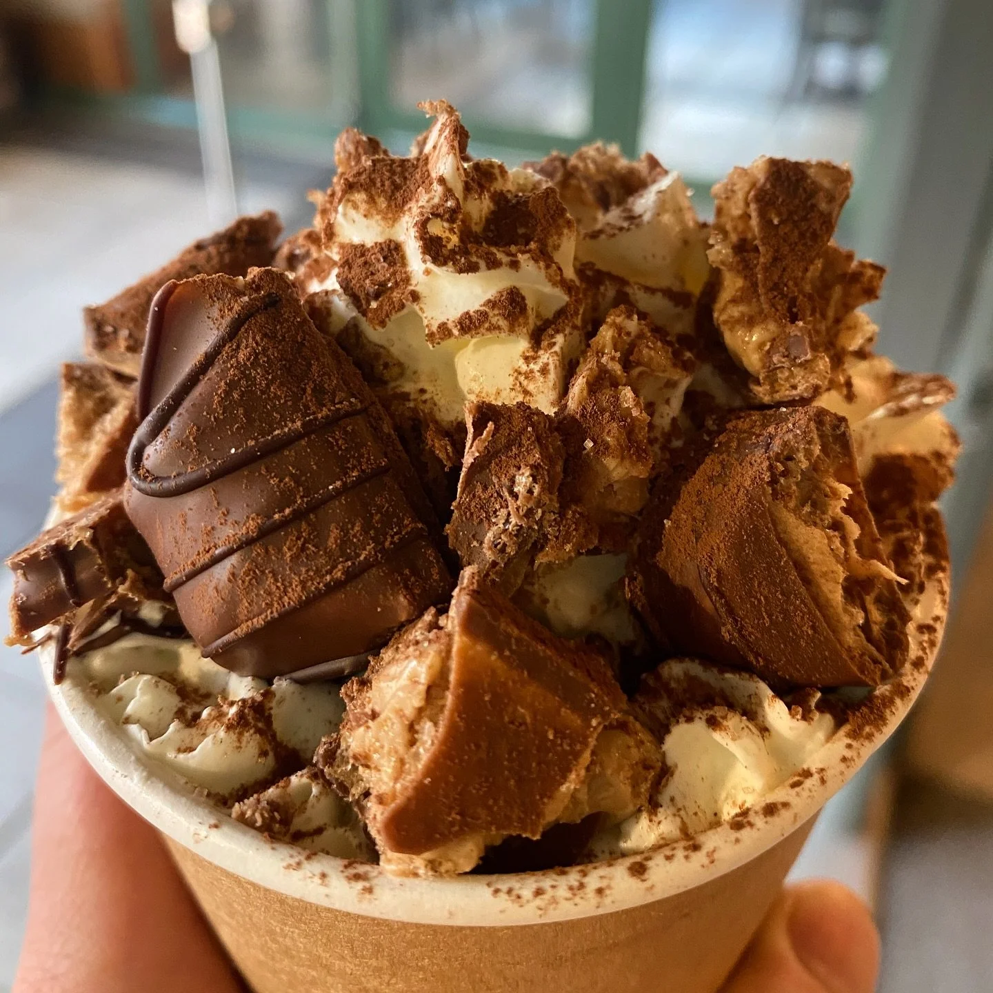 Kinder Bueno loaded hot chocolate 😋
This one definitely deserves a spoon!

We&rsquo;re open Monday&ndash;Thursday, 10am&ndash;3pm.
You deserve a midweek treat! ✨