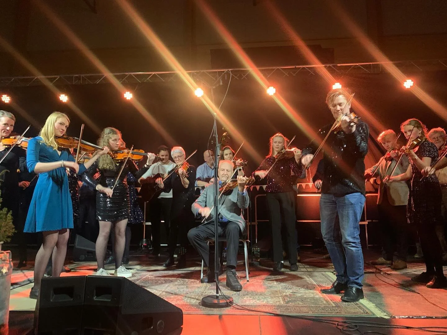 Lom spel- og dansarlag ynskjer alle ei fin romjul, og eit godt nytt&aring;r med mykje dans og musikk❤️ 
2024 har vore eit fint &aring;r i laget, vi satsar p&aring; at 2025 blir like bra!🌟

Foto📷
1: Hanne Kj&oslash;k, 2 og 9: Solveig Brekke Hauknes,