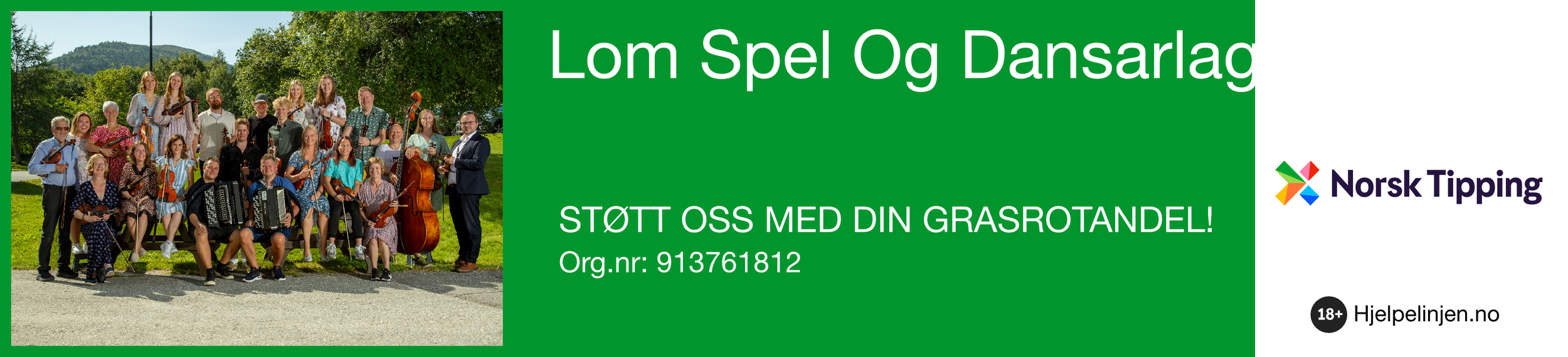 En gruppe mennesker med musikkinstrumenter på en grønn gressplen, med trær og fjell i bakgrunnen, deltar i en utendørs musikk- og danseaktivitet, markert med en grønn banner som sier "Lom Spel Og Dansarlag" og støtte til grasrotandelen.