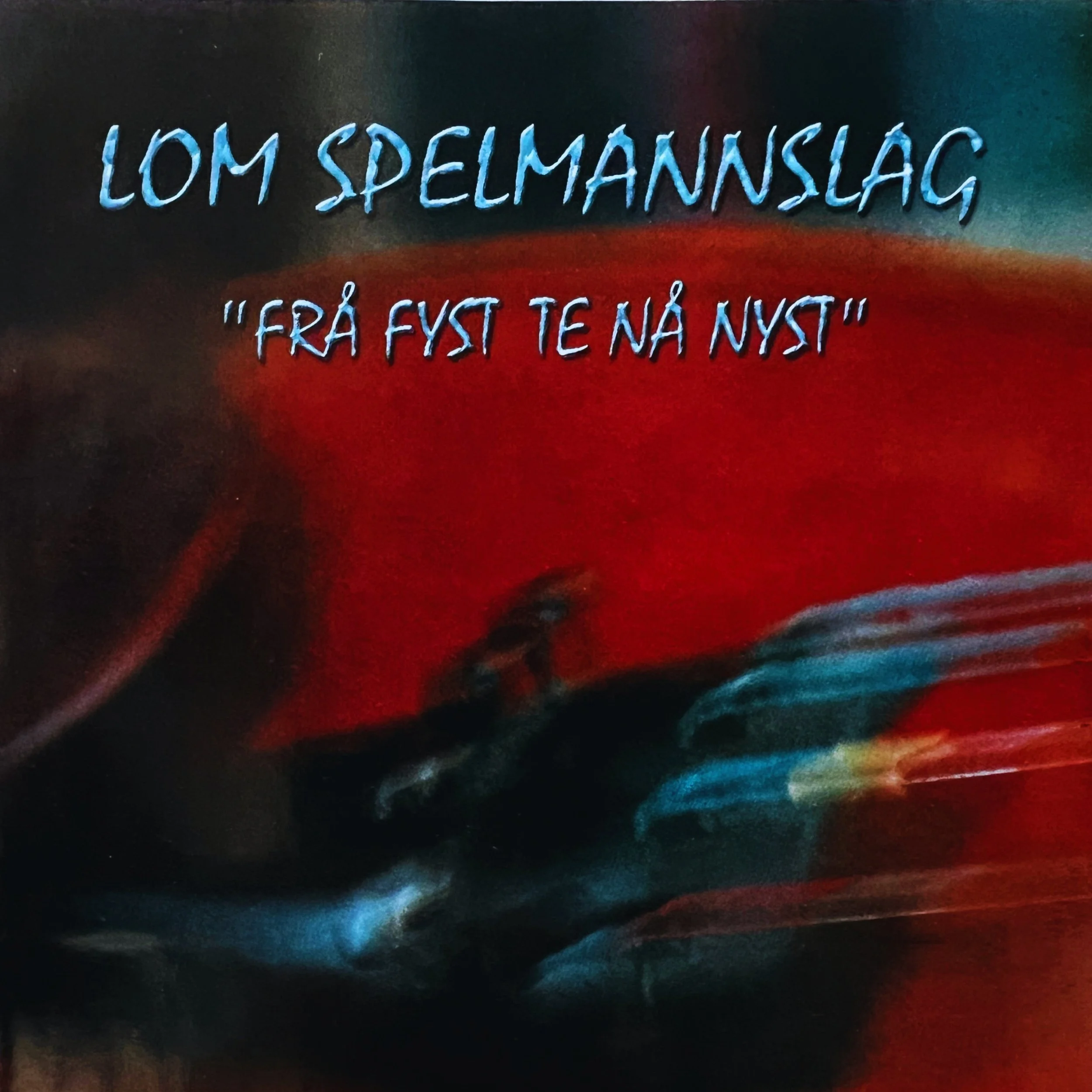 Tekst i norsk som sier: "Lom spelmannslag" og «Fra fyst te nå nyst» over en abstrakt bakgrunn med røde, blå og svarte farger.