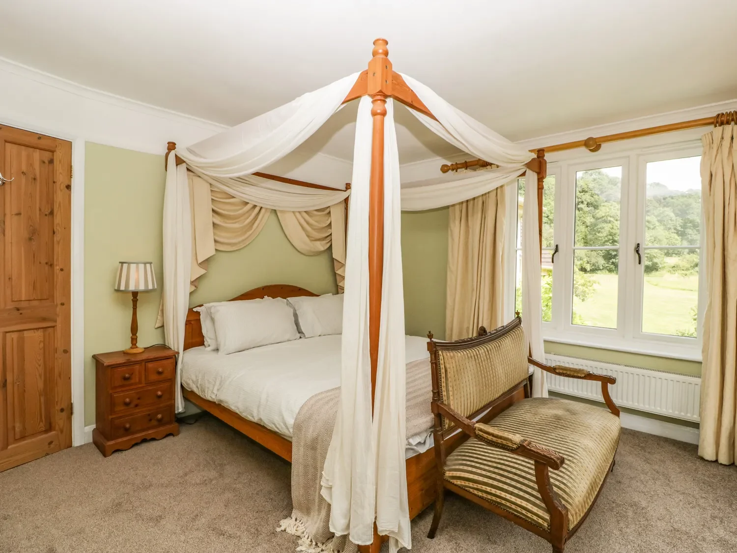 Dual Aspect Super king Room - Shared bathroom.webp